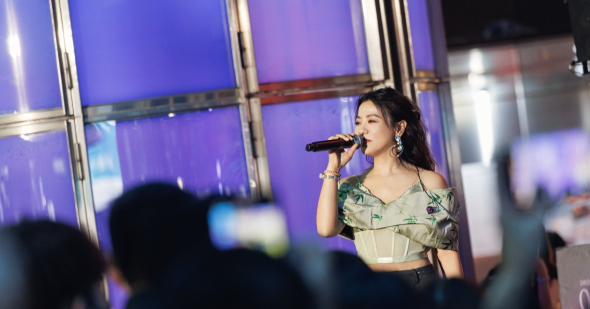 丁噹日前化身導遊拍攝高雄捷運教學影片。（圖／相信音樂提供）