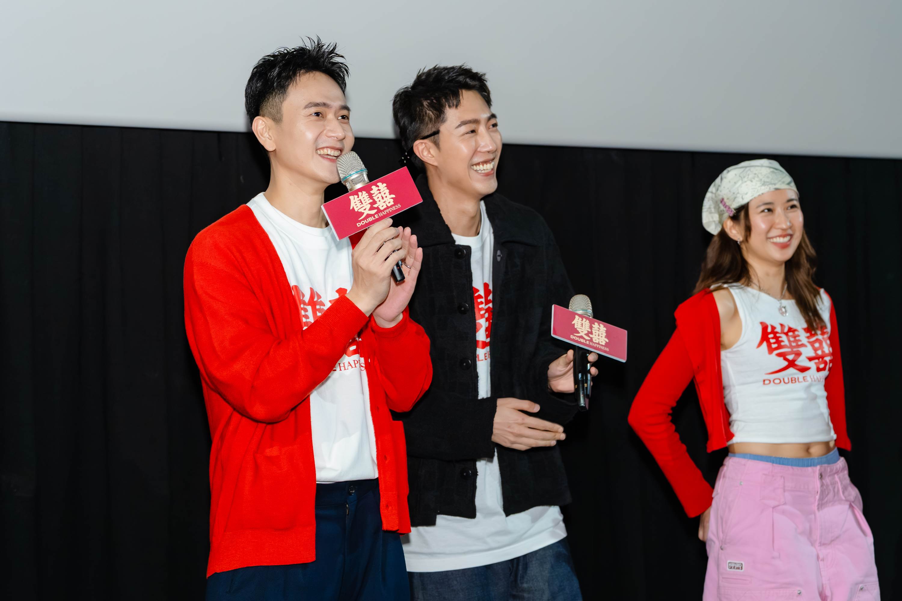 劉冠廷（左）《雙囍》馬不停蹄謝票！欣喜重逢老同學。（圖／水花電影提供）