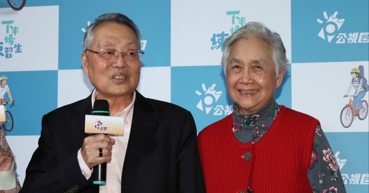 施振榮與太太葉紫華一同出席節目記者會。（圖／東森娛樂）