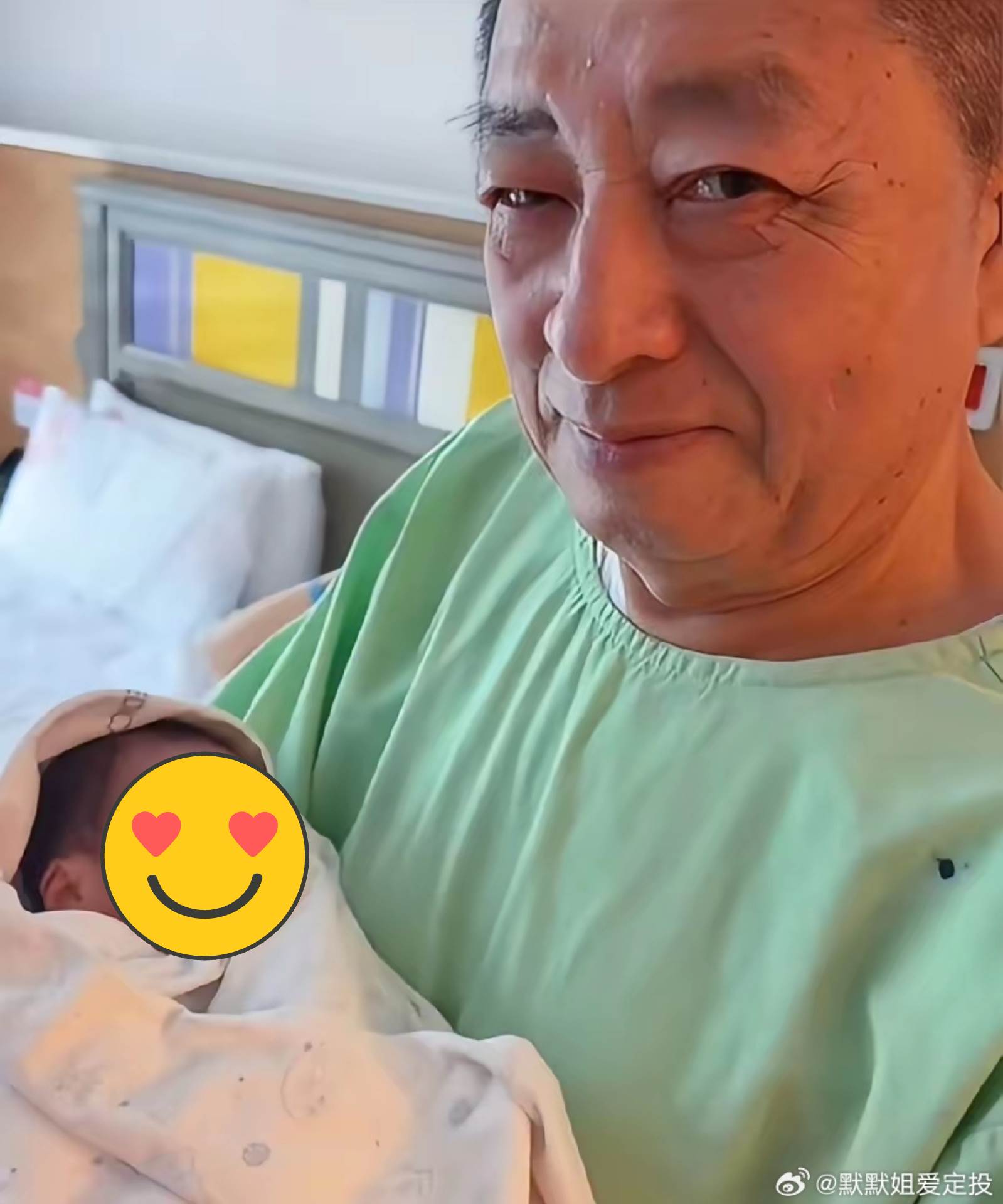 汪小菲父親<a href='https://star.ebc.net.tw/search/tags/汪則翰/' target='_blank'>汪則翰</a>雙手抱孫，露出慈祥微笑。（圖／翻攝自微博）