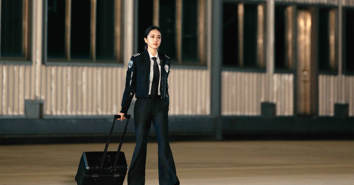 Jolin身穿星宇航空機長制服，步伐從容地走向飛機。（圖／星宇航空提供）