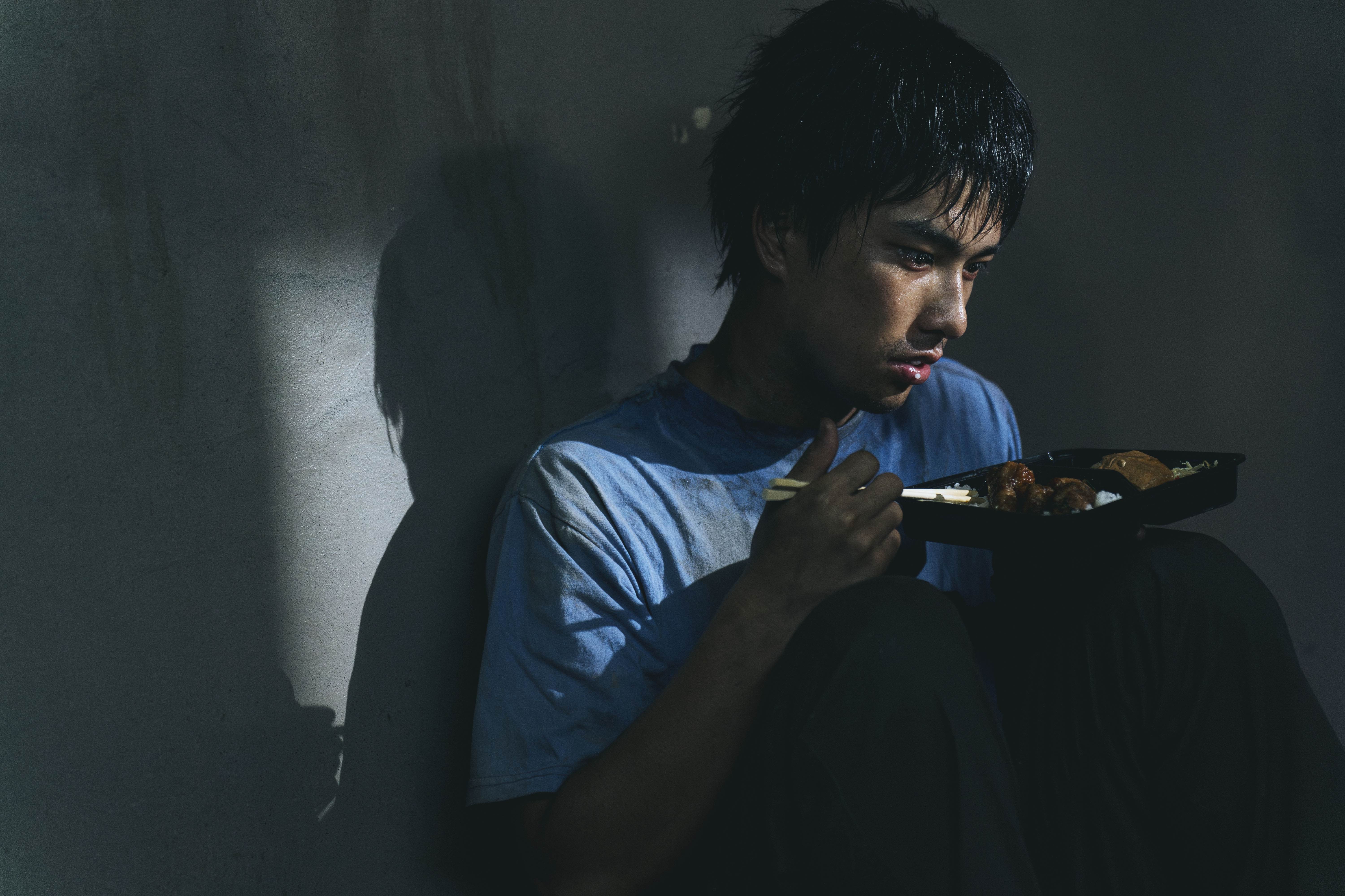 曾敬驊滿身污漬蜷縮紙板。（圖／冬候鳥電影 、文策院提供）