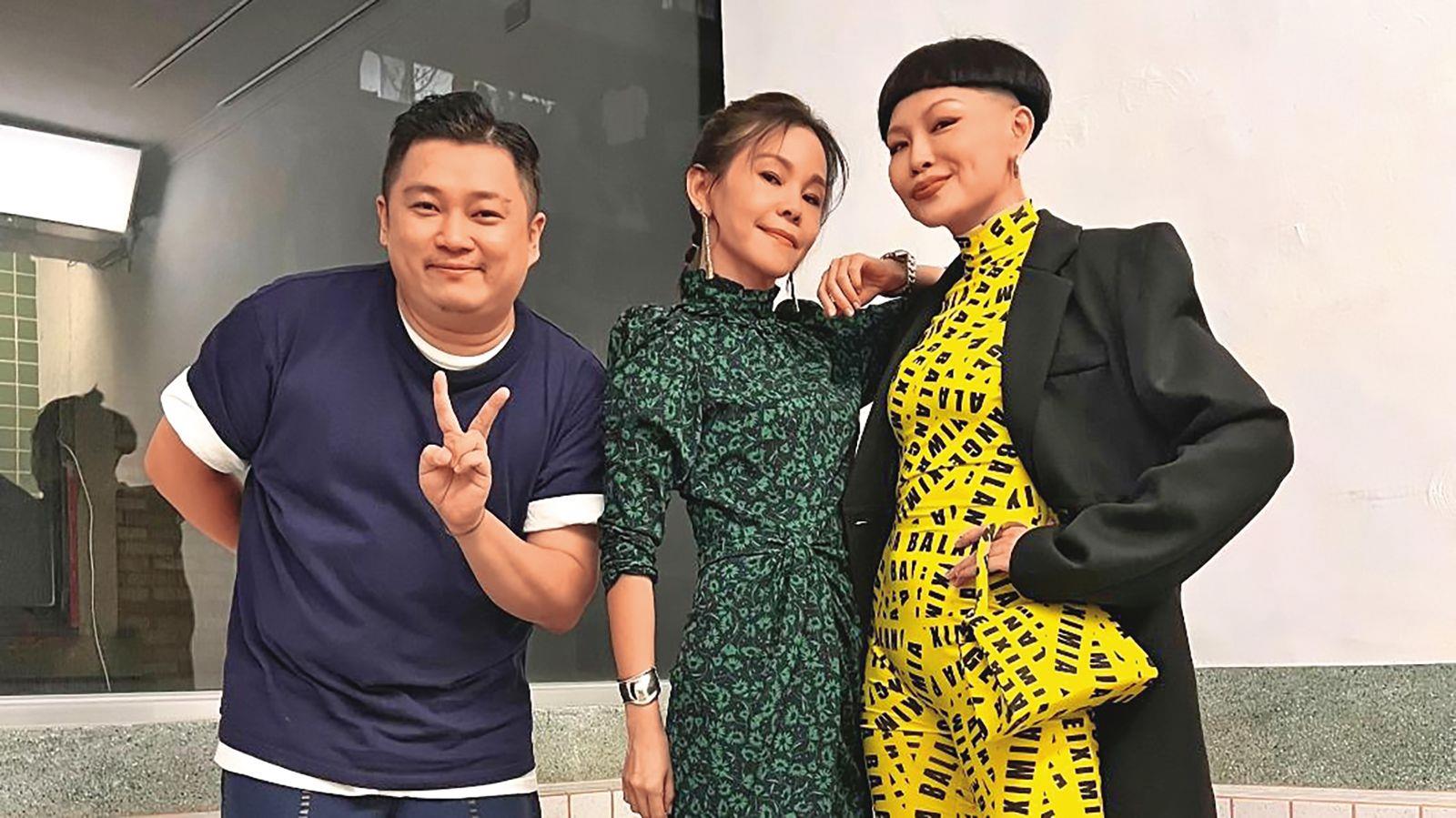 之前舉辦的「彭佳慧卡拉OK大賽」，彭佳慧（中）擔任主辦人與歌后評審，左光平（左）負責評選。右為造型師Judy Chou。（圖／索尼音樂提供）