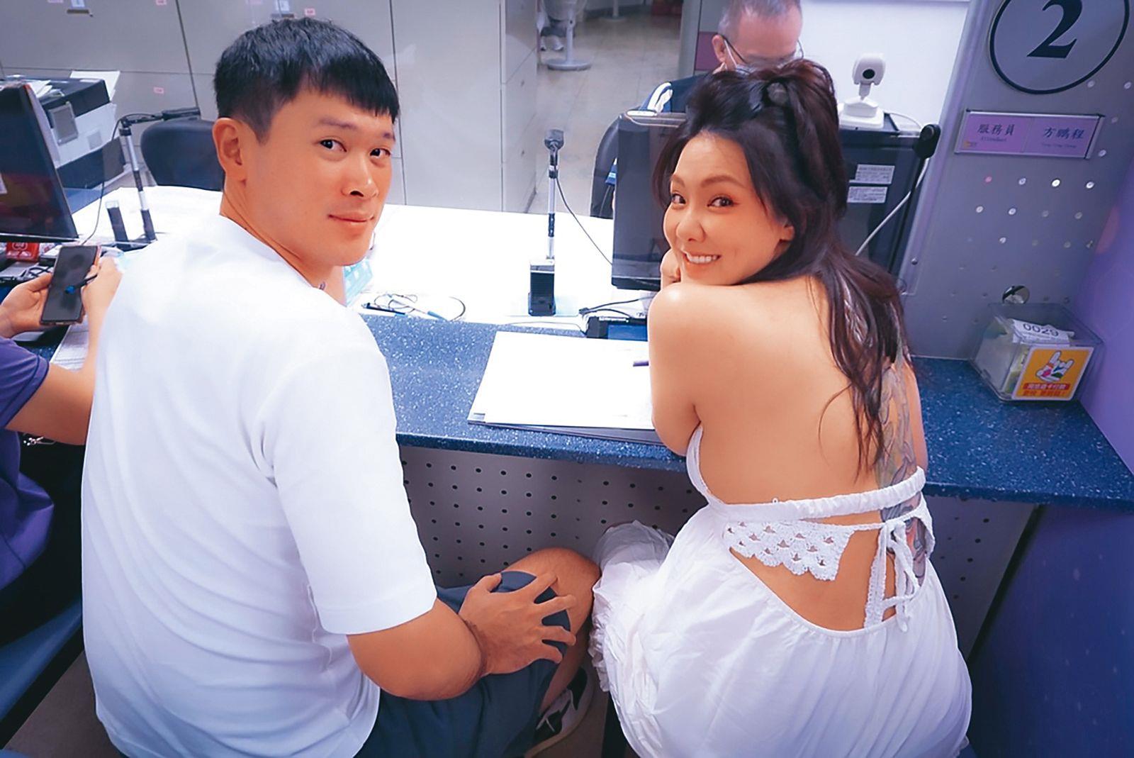 劉雨柔（右）去年和胡凱翔（左）一度爆出分手，復合後意外受孕，去年7月登記結婚。（翻攝自胡凱翔臉書）