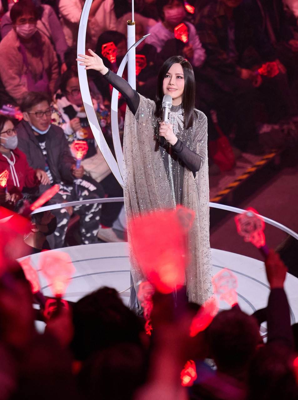 江蕙站上象徵音樂流動的音符造型推台繞場。（圖／寬宏藝術提供）