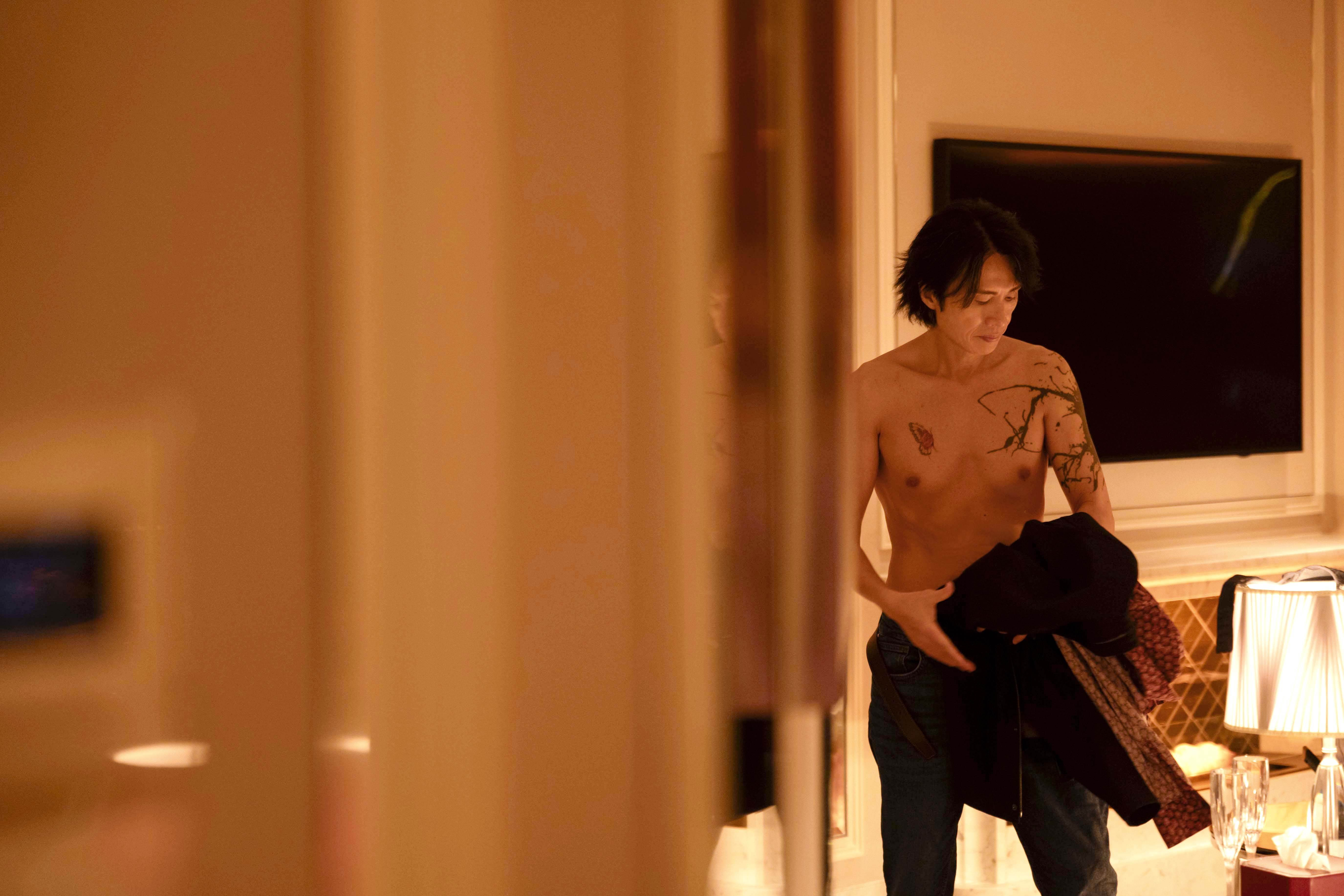 黃子華半裸秀身材。（圖／華映娛樂）