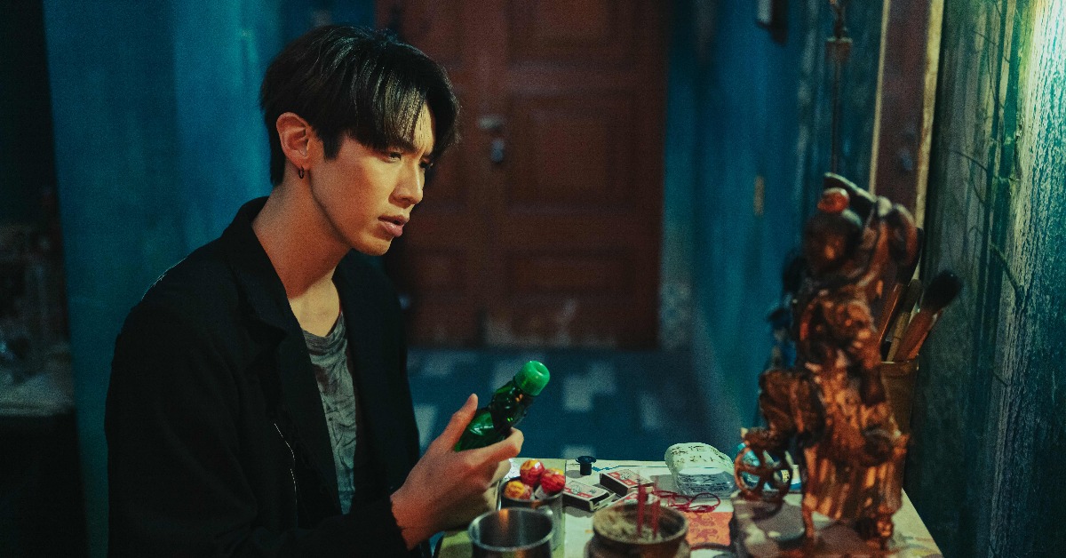 柯震東詮釋三太子乩身斬妖除魔，嘆活著只為還債與贖罪。（圖／Netflix）