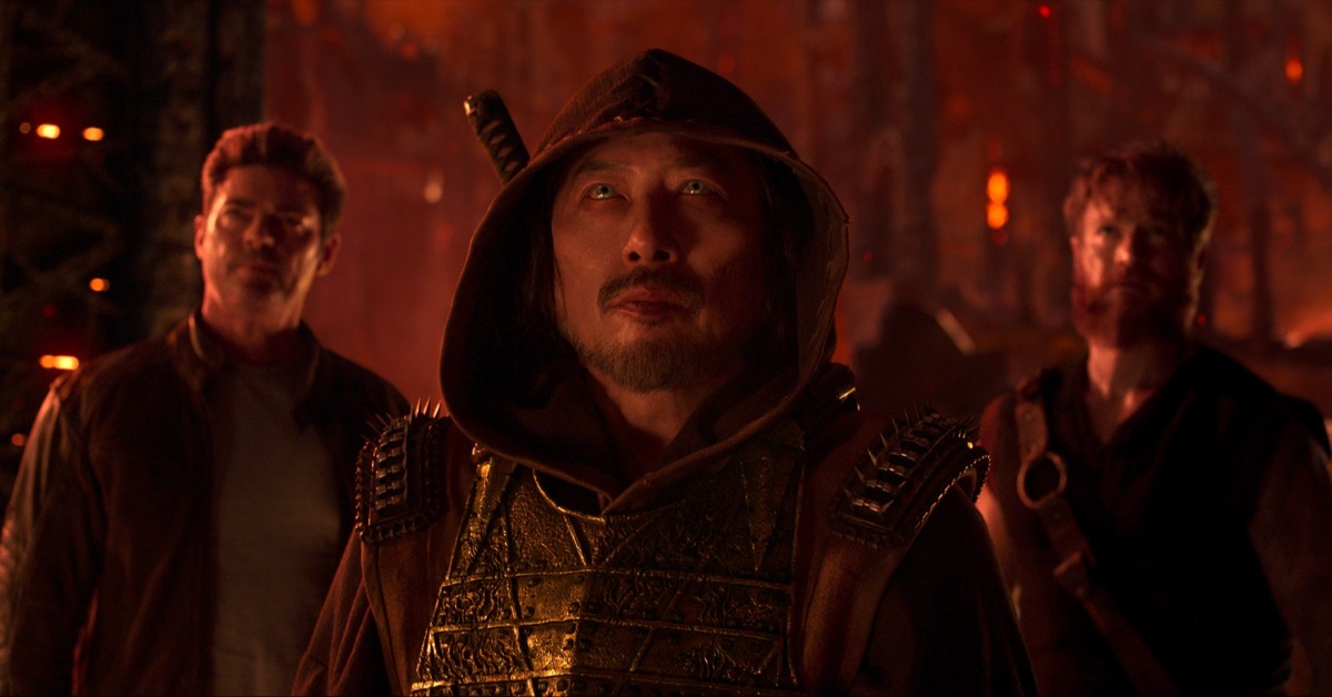 飾演「波佐治半藏／魔蠍」的金球獎視帝真田廣之（中），展現壓迫感十足的殺氣。（圖／華納兄弟）