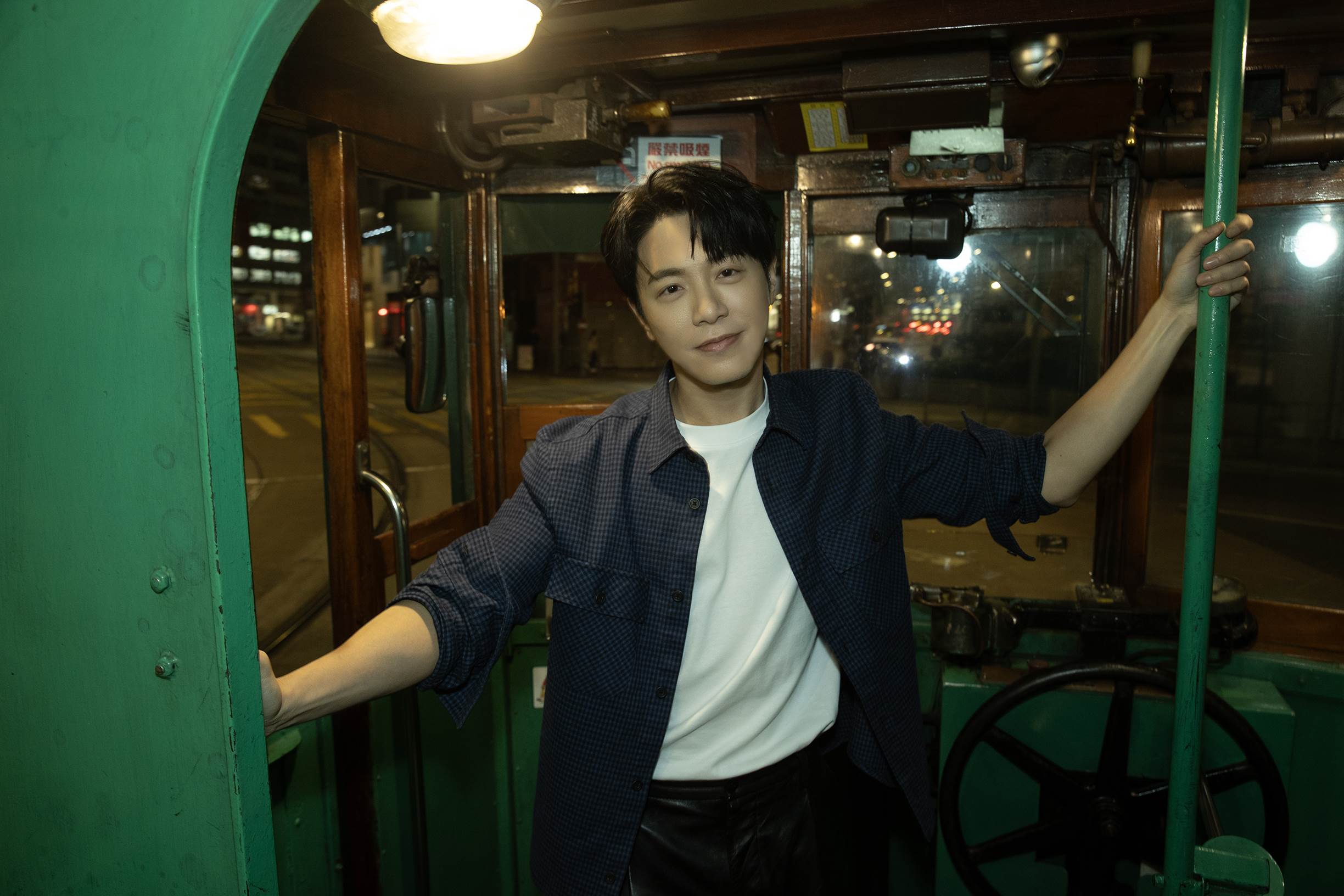 金曲創作才子韋禮安特別邀請當年寫下張學友〈吻別〉的作詞人何啟宏操刀，為<a href='https://star.ebc.net.tw/search/tags/新歌/' target='_blank'>新歌</a>〈反鎖〉作詞。（圖／索尼音樂提供）