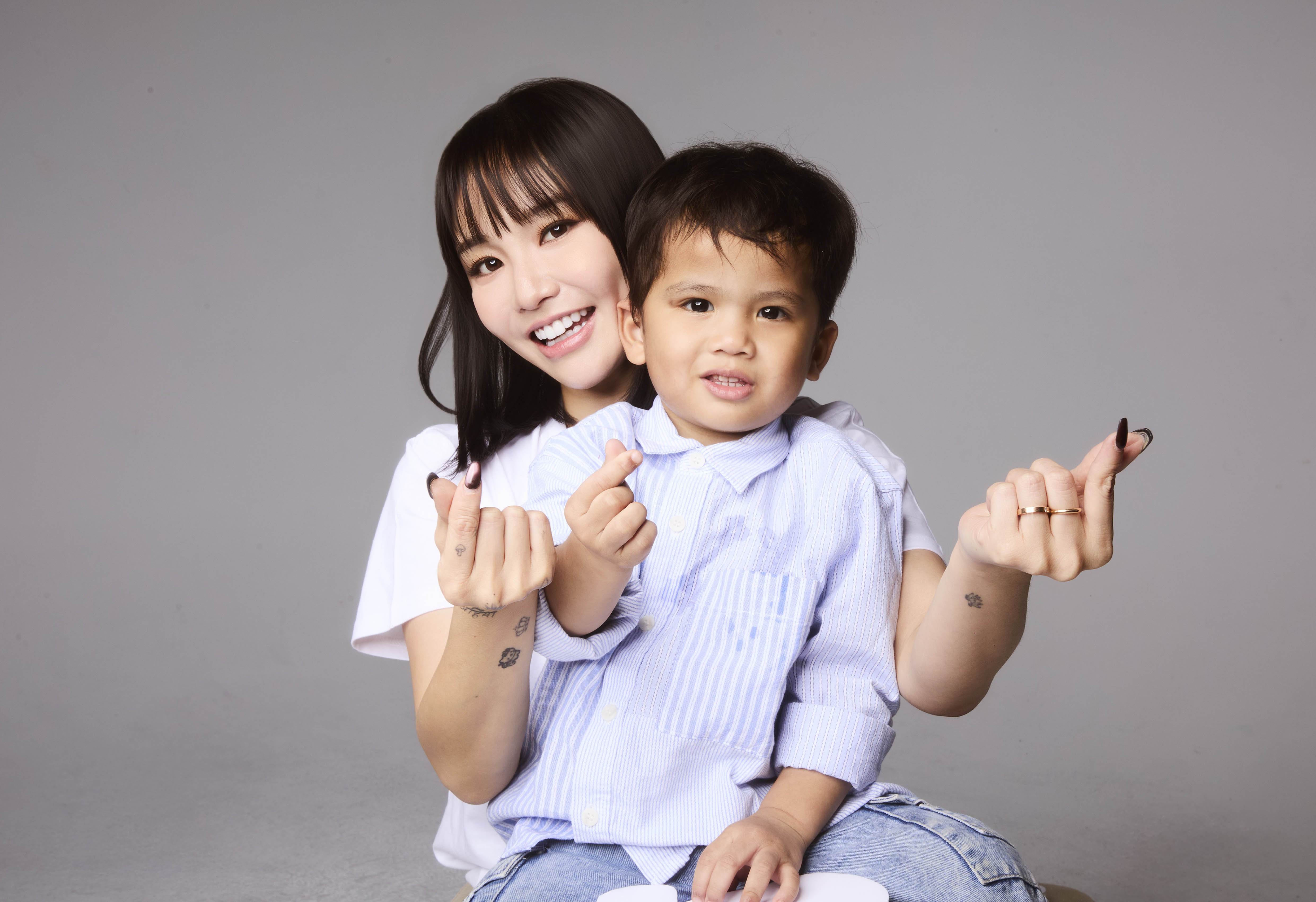 因台灣關愛基金會「不分國籍兒童全日型照顧計劃」的介入，讓海軍得以長成如今陳芳語懷裡那個活潑、愛笑的健康男孩。（圖／台灣關愛基金會提供）