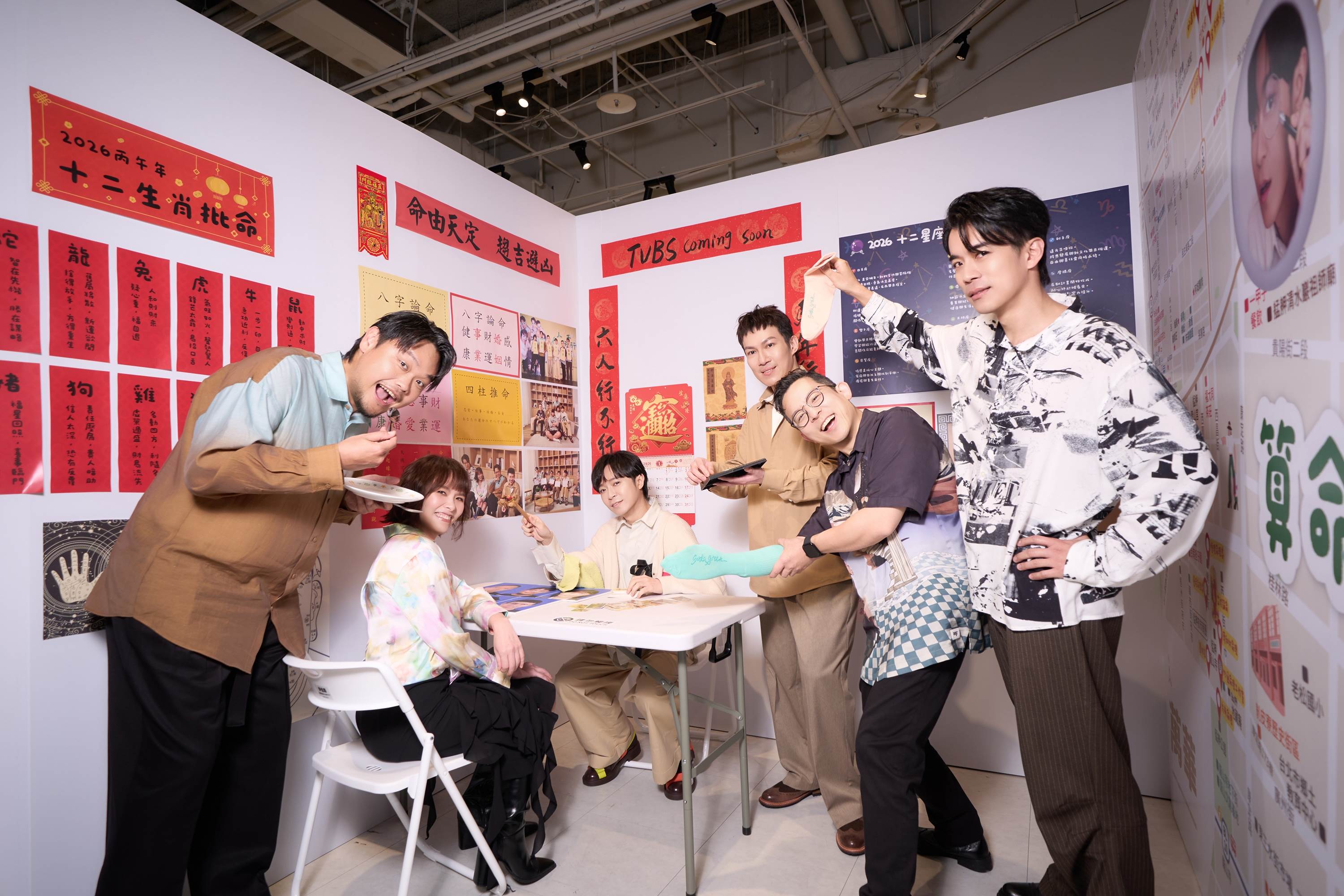 蘇打綠首度實境團綜企劃《6人行不行》青峰賣關子這集將出現翻轉整個團綜走向的關鍵機密。（圖／蘇打綠有限公司提供）