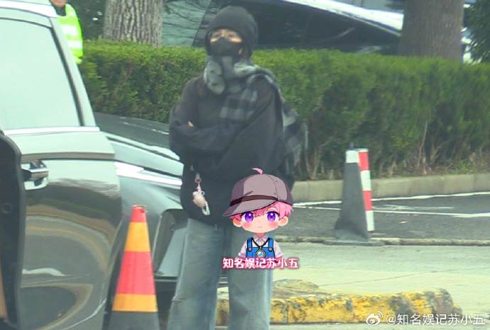 中國女星白鹿因被私生尾隨，氣到下車在路邊抓私生。（圖／翻攝自微博）