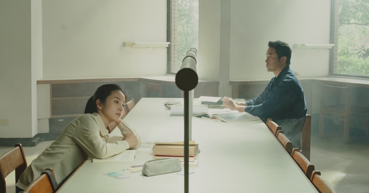 《深度安靜》講述張孝全（右）與林依晨在大學圖書館「Deep Quiet Room」邂逅結緣，從校園相戀到攜手步入婚姻。（圖／風起娛樂提供）