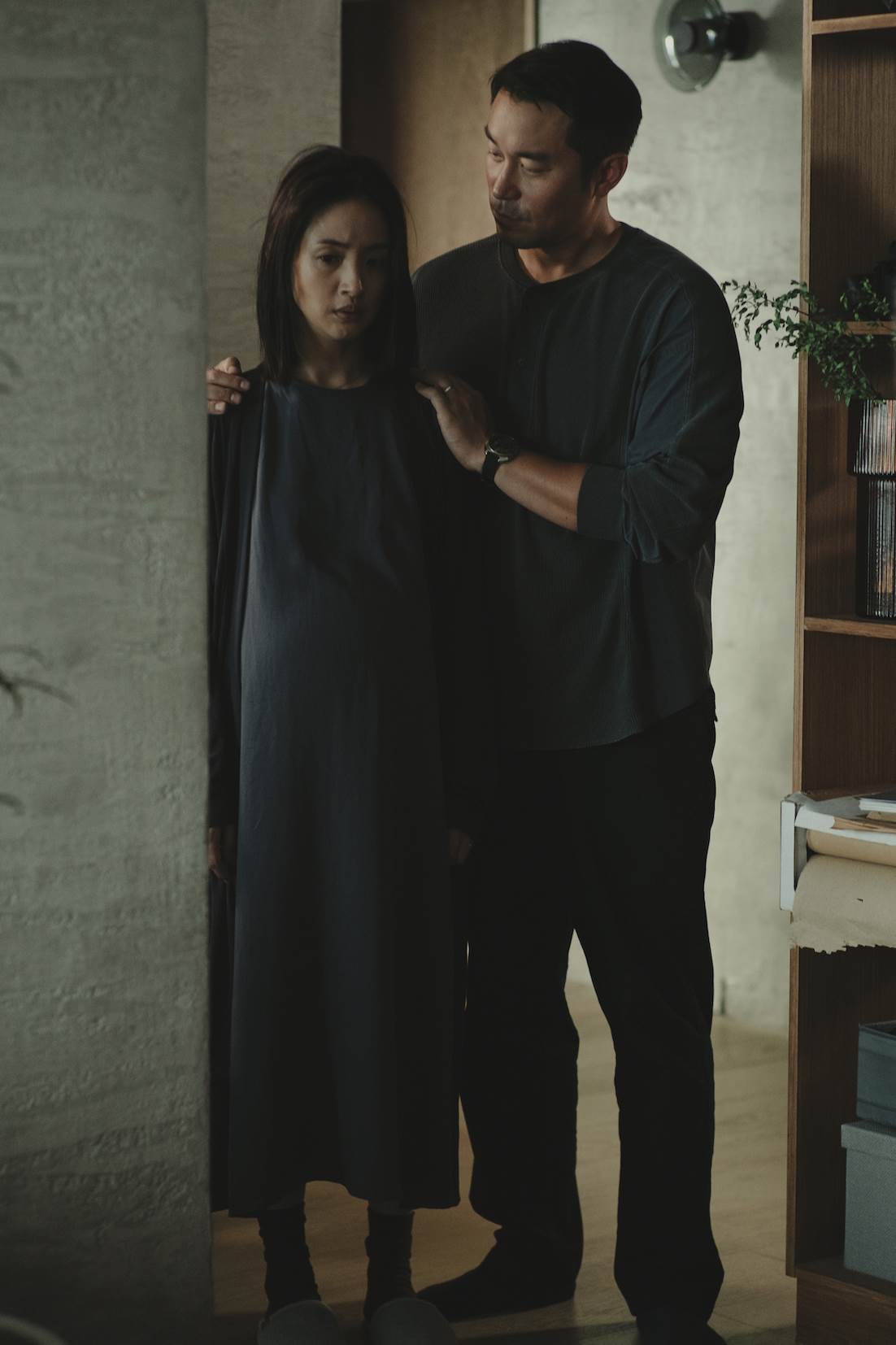 《深度安靜》描述林依晨（左）與張孝全從結婚到懷孕，過去的家庭陰影漸漸浮現，兩人關係也隨之改變。（圖／風起娛樂提供）
