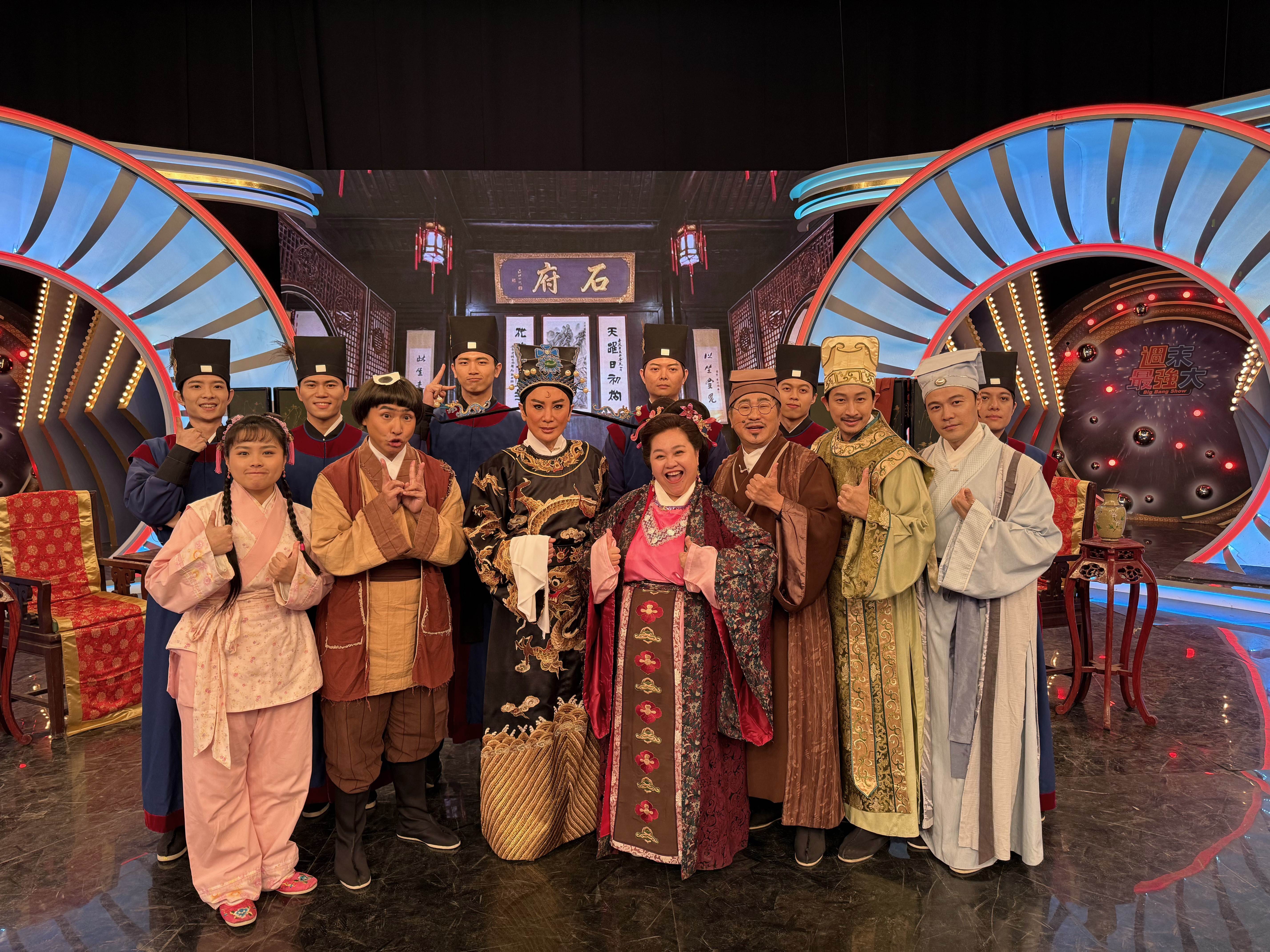 「現代包青天」單元邀來《我的婆婆怎麼那麼可愛》原班人馬鍾欣凌(右4)、邱凱偉(右2)助陣。（圖／華視提供）