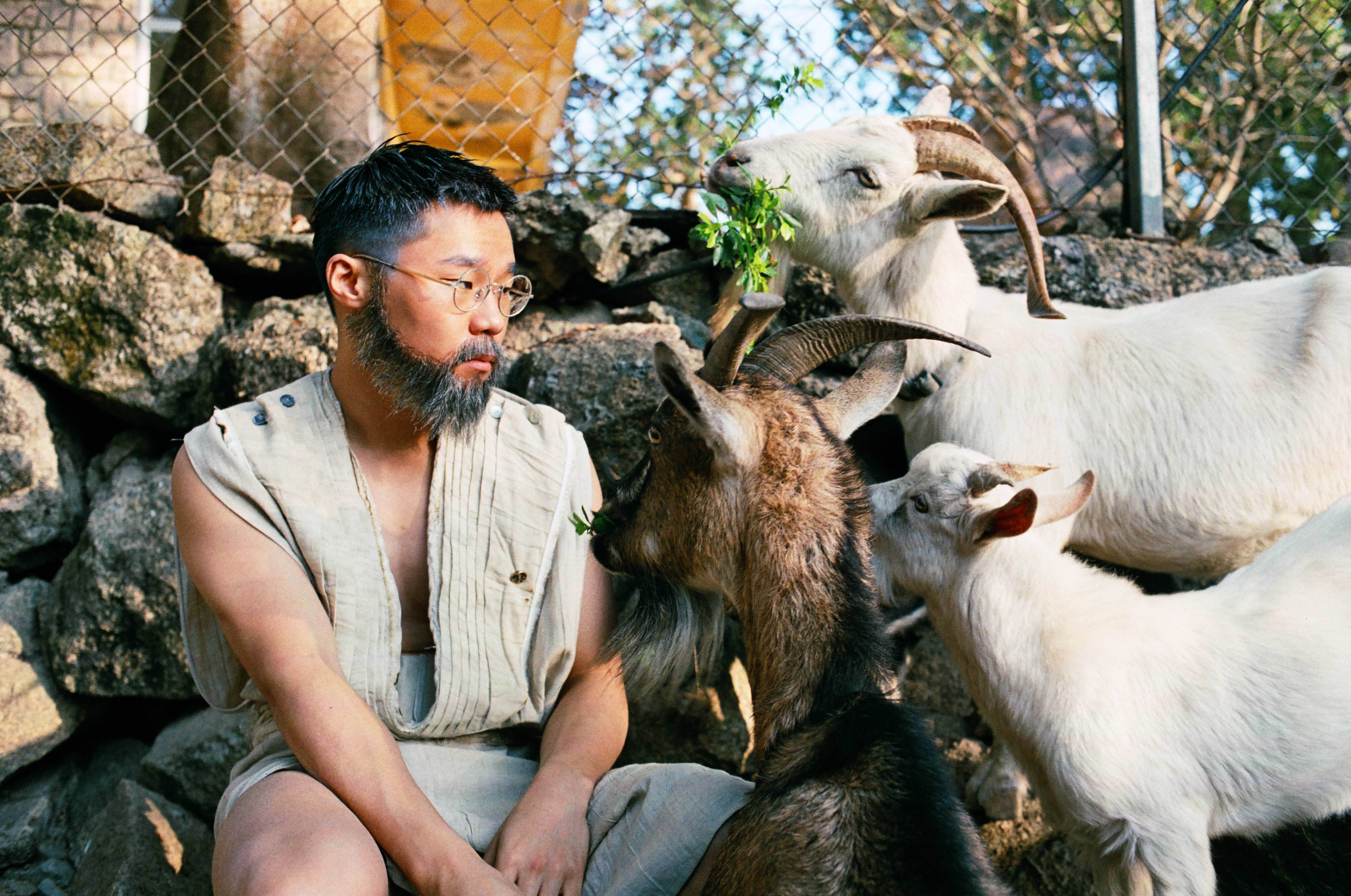 Gareth.T 湯令山化身「牧羊人」揭示內心的平靜。（圖／光尚娛樂提供）