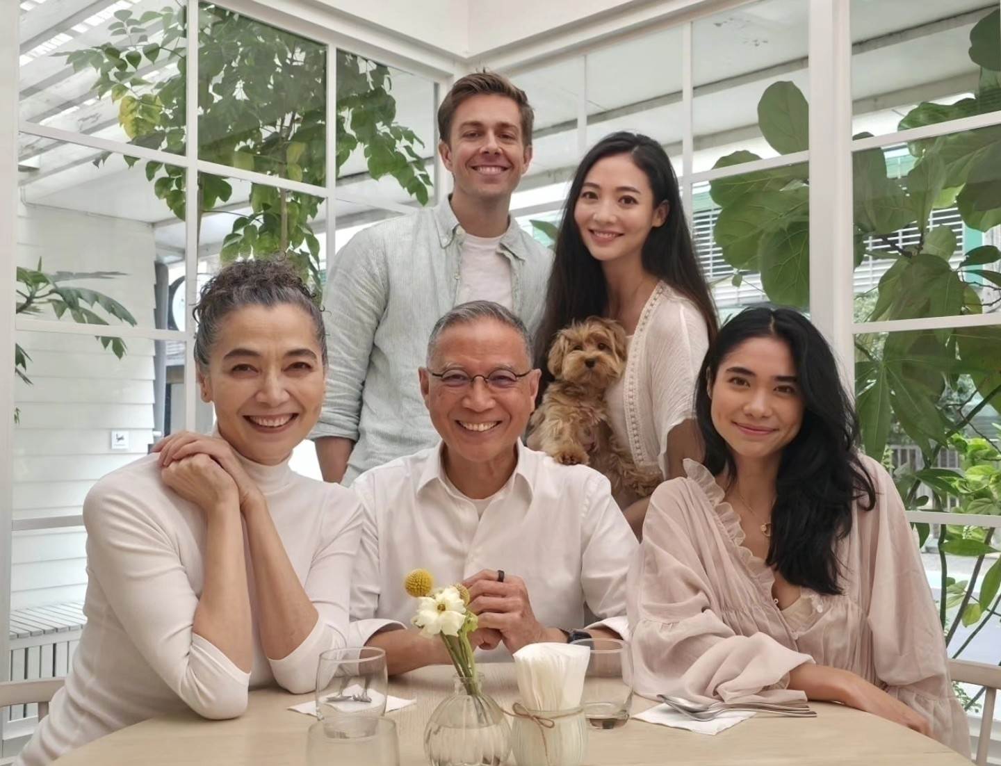 女星謝沛恩和男友Dana登記結婚，全家都到場送上祝福。（圖／翻攝自謝沛恩臉書）