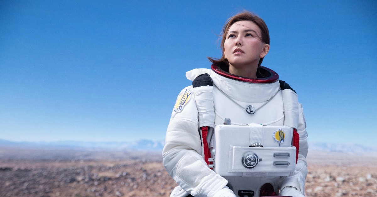 孫燕姿全新姿態單曲〈飛瀑而下〉化身太空人。（圖／Make Music提供）