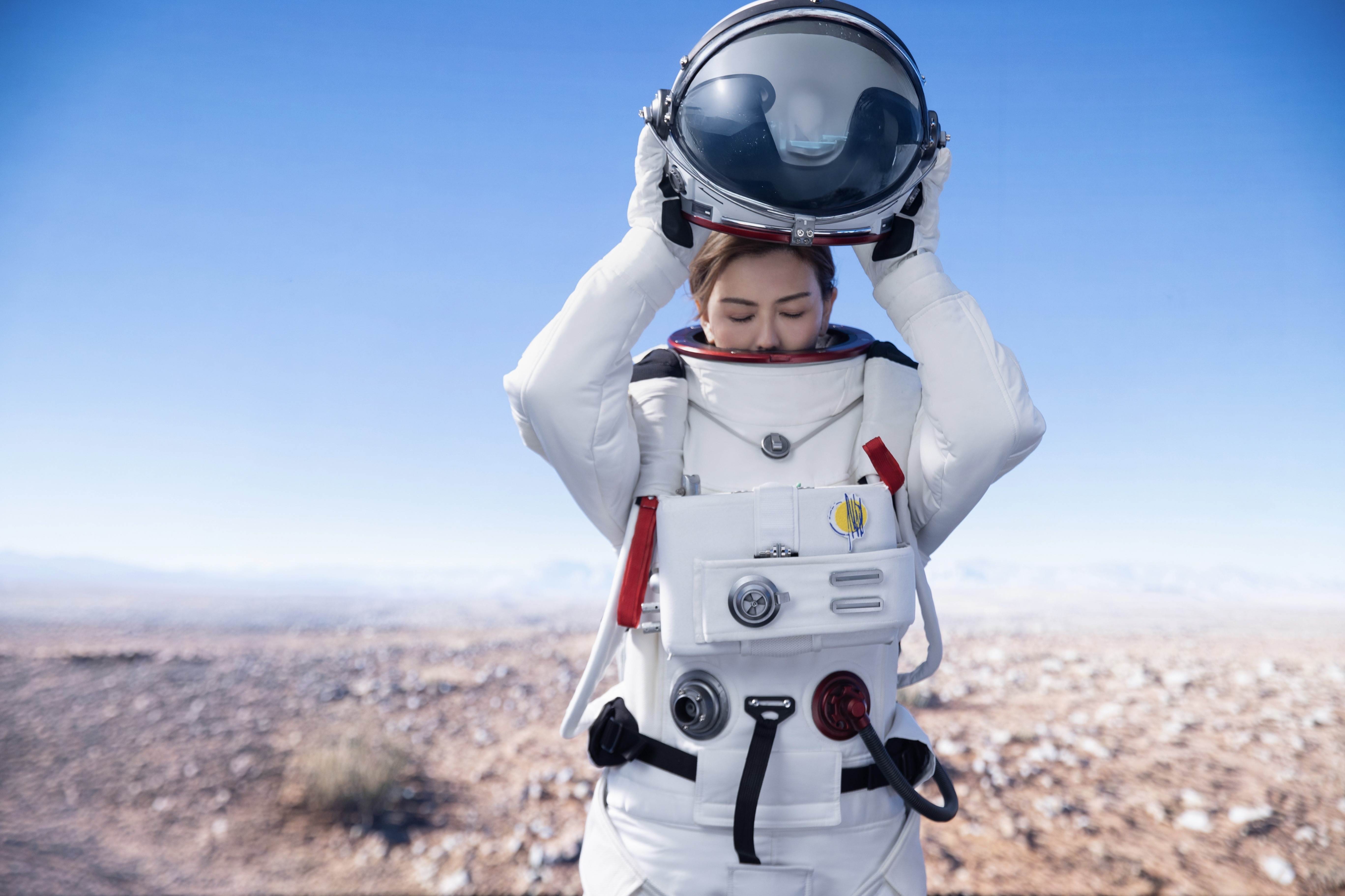 孫燕姿全新姿態單曲〈飛瀑而下〉化身太空人。（圖／Make Music提供）