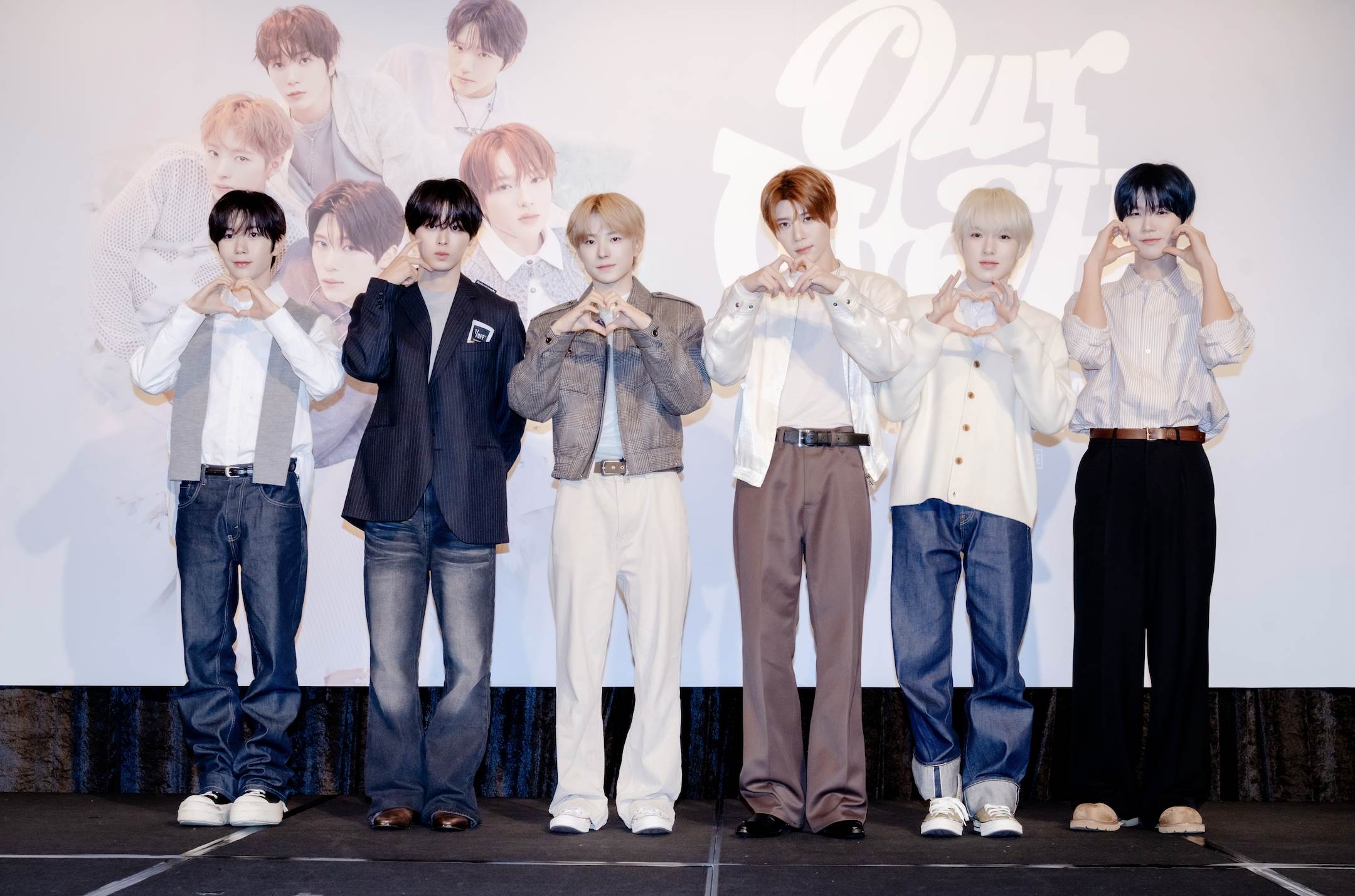 男團NCT WISH出席記者會左起：遼（<a href='https://star.ebc.net.tw/search/tags/Ryo/' target='_blank'>Ryo</a>）、陸（Riku）、勇志（Yushi）、是溫（<a href='https://star.ebc.net.tw/search/tags/Sion/' target='_blank'>Sion</a>）、咲哉（Sakuya）、栽禧（<a href='https://star.ebc.net.tw/search/tags/Jaehee/' target='_blank'>Jaehee</a>）。（圖／SHOWOFFICE提供）