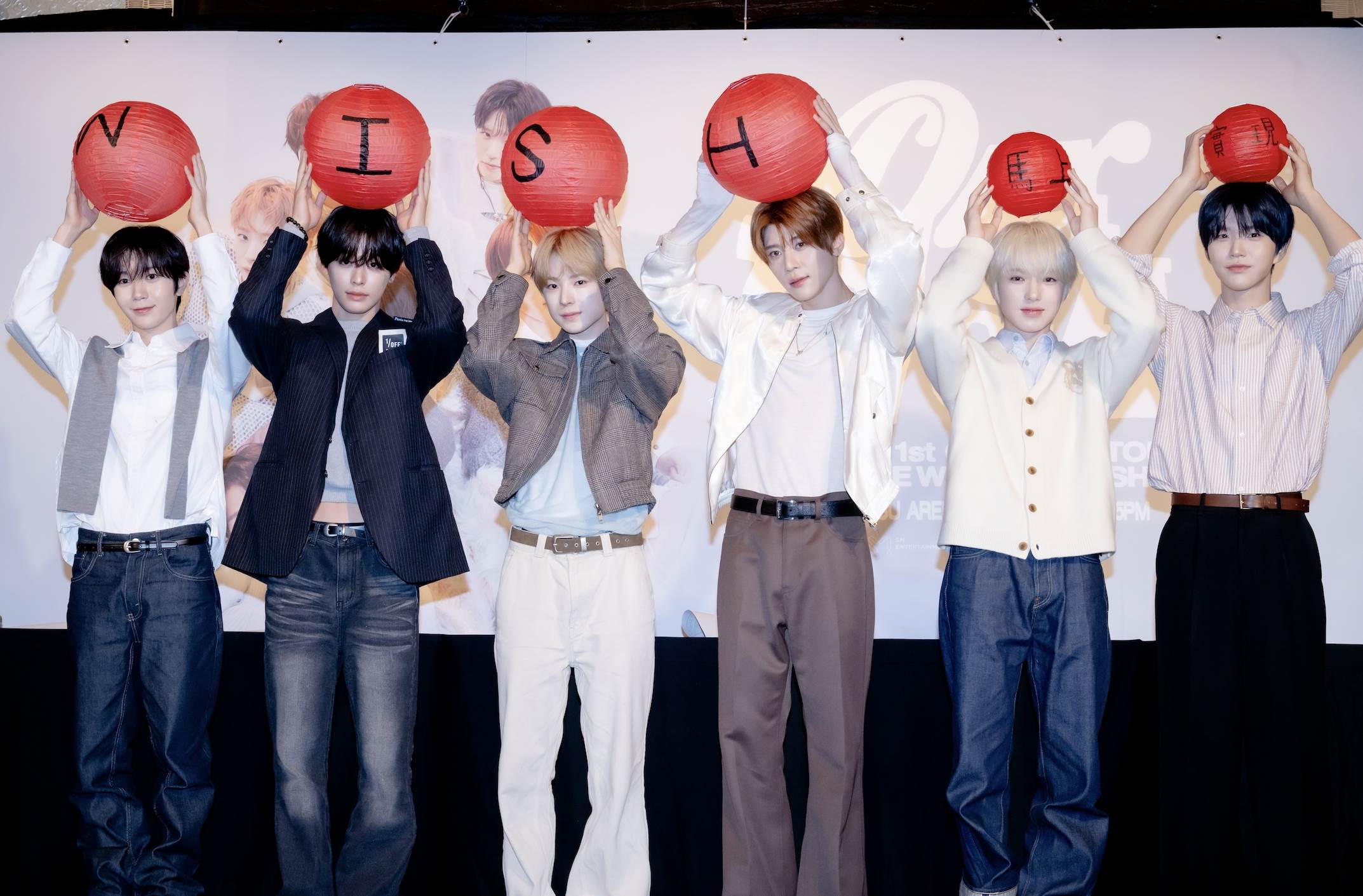 男團NCT WISH拿上寫著「WISH馬上實現」的紅燈籠。（圖／SHOWOFFICE提供）