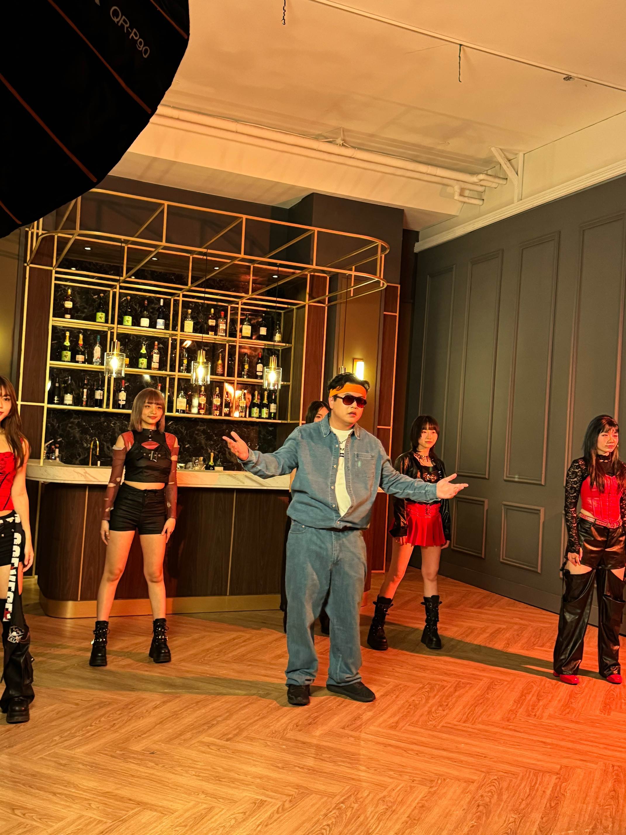 DAPUN 大胖暫別作大玩「九零年代手勢舞」　克服肢體障礙「豁出去」致敬林志穎郭富城。（圖／胖曲製作工作室提供）