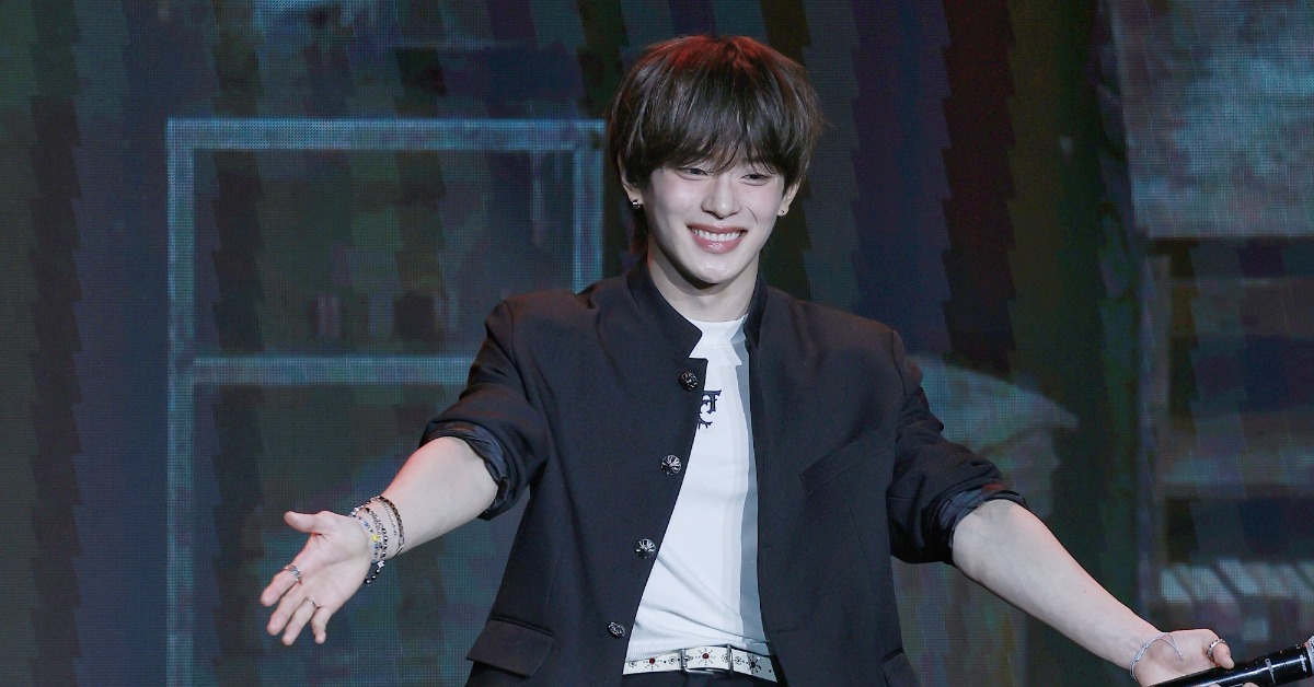 男團VERIVERY成員岡旻向台下粉絲討抱抱，甜度破表。（圖／網銀國際影視提供）