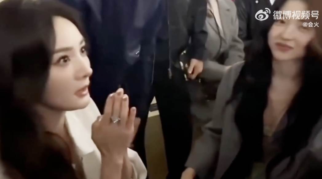 韓國女星金泰梨在米蘭時裝周上和中國女星楊冪打招呼，表示自己看過《三生三世十里桃花》。（圖／翻攝自微博）