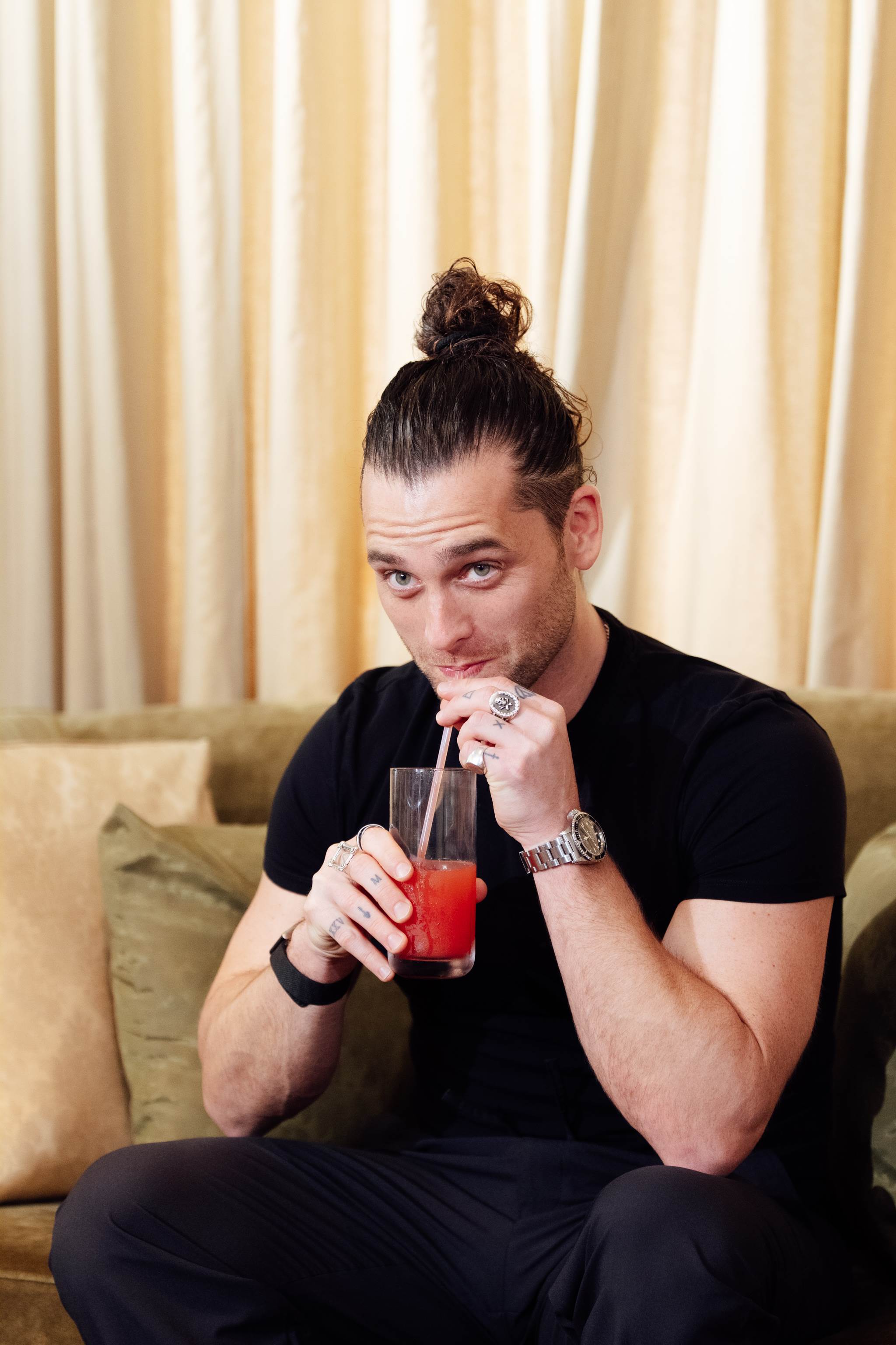 Bradley Jaden熱愛台灣西瓜汁，每天喝上新鮮的一杯。（圖／寬宏藝術）