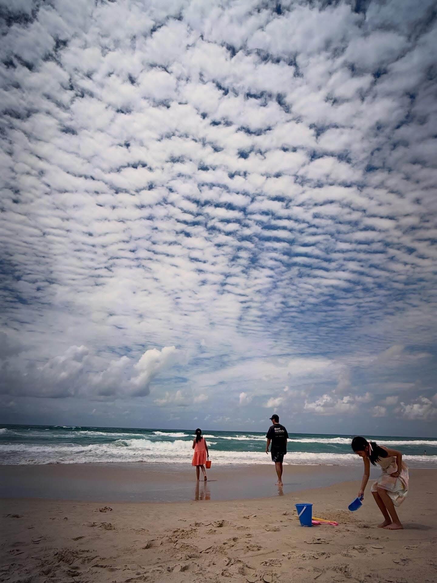 女星賈靜雯曬出在海邊遊玩的照片，拍攝到了兩個女兒咘咘、BO妞和丈夫修杰楷。（圖／翻攝自賈靜雯 臉書）