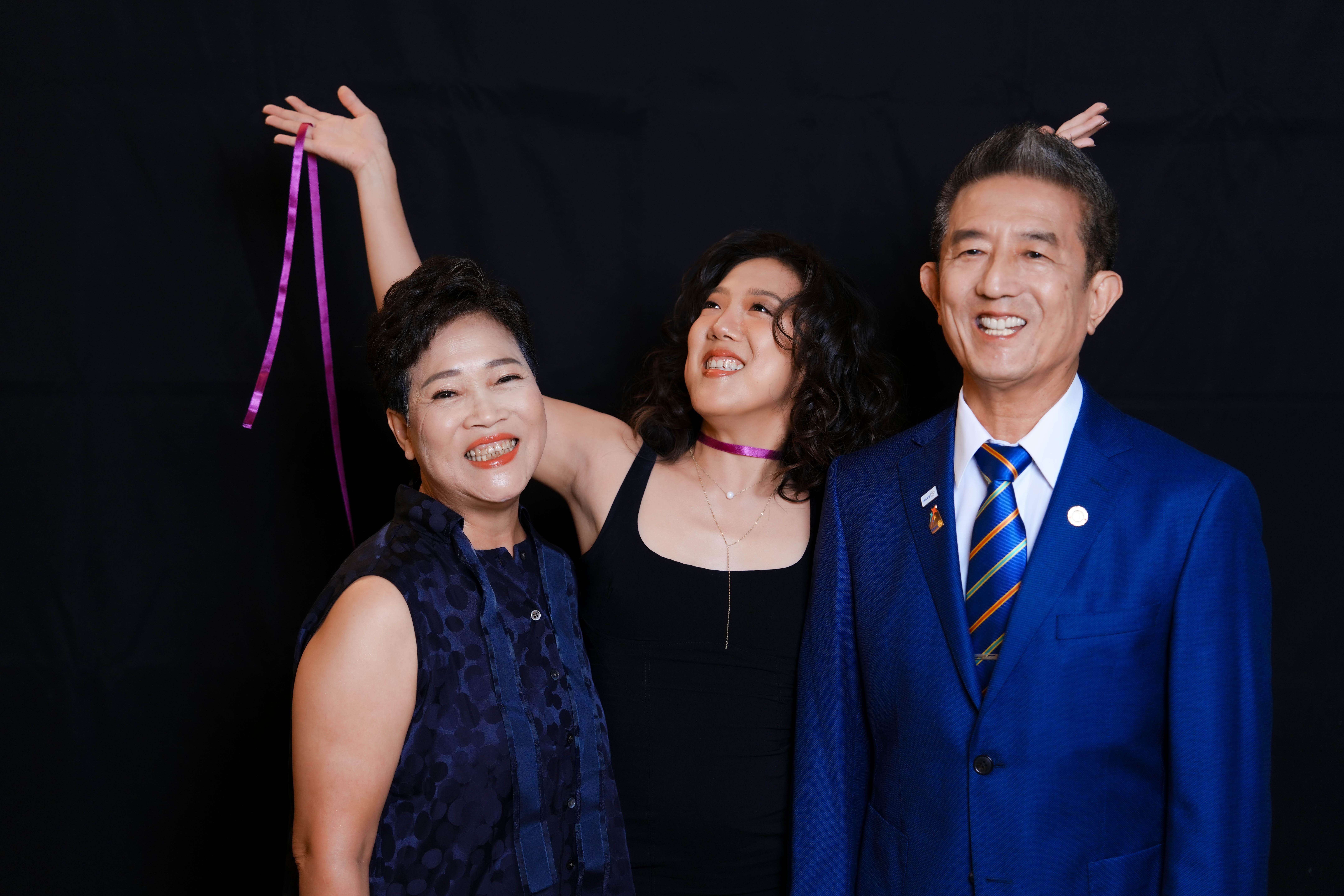 李竺芯與爸媽。（圖／果核音樂玫瑰森林農場提供）