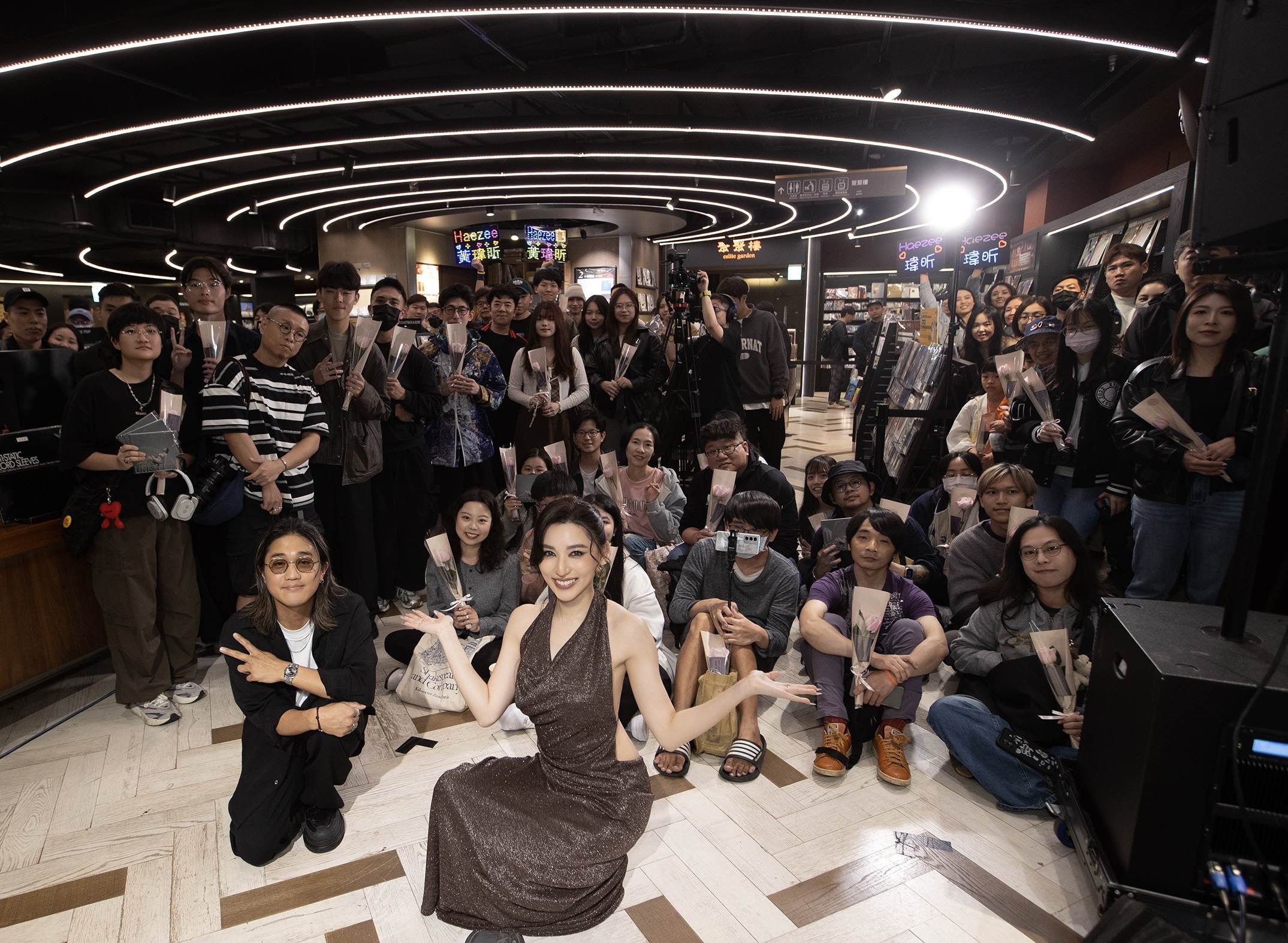 都會潮流女聲Haezee黃瑋昕送給粉絲她親手寫的卡片和粉色玫瑰，記錄下這值得紀念的時刻。（圖／索尼音樂提供）