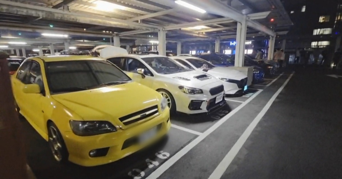 時間之內吸引大批車、人潮進入，導致現場車輛阻塞。（圖／東森新聞）