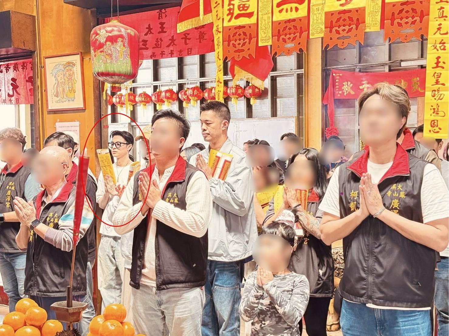 王子戴著黑框眼鏡，身穿白T牛仔褲，幾乎沒有偽裝。（圖／翻攝自大溪鳳山寺廣澤宮臉書粉專）