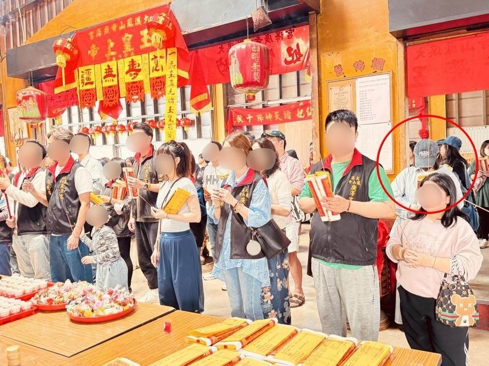 粿粿站在最邊邊，戴著棒球帽與口罩遮掩，低頭參拜。（圖／翻攝自大溪鳳山寺廣澤宮臉書粉專）
