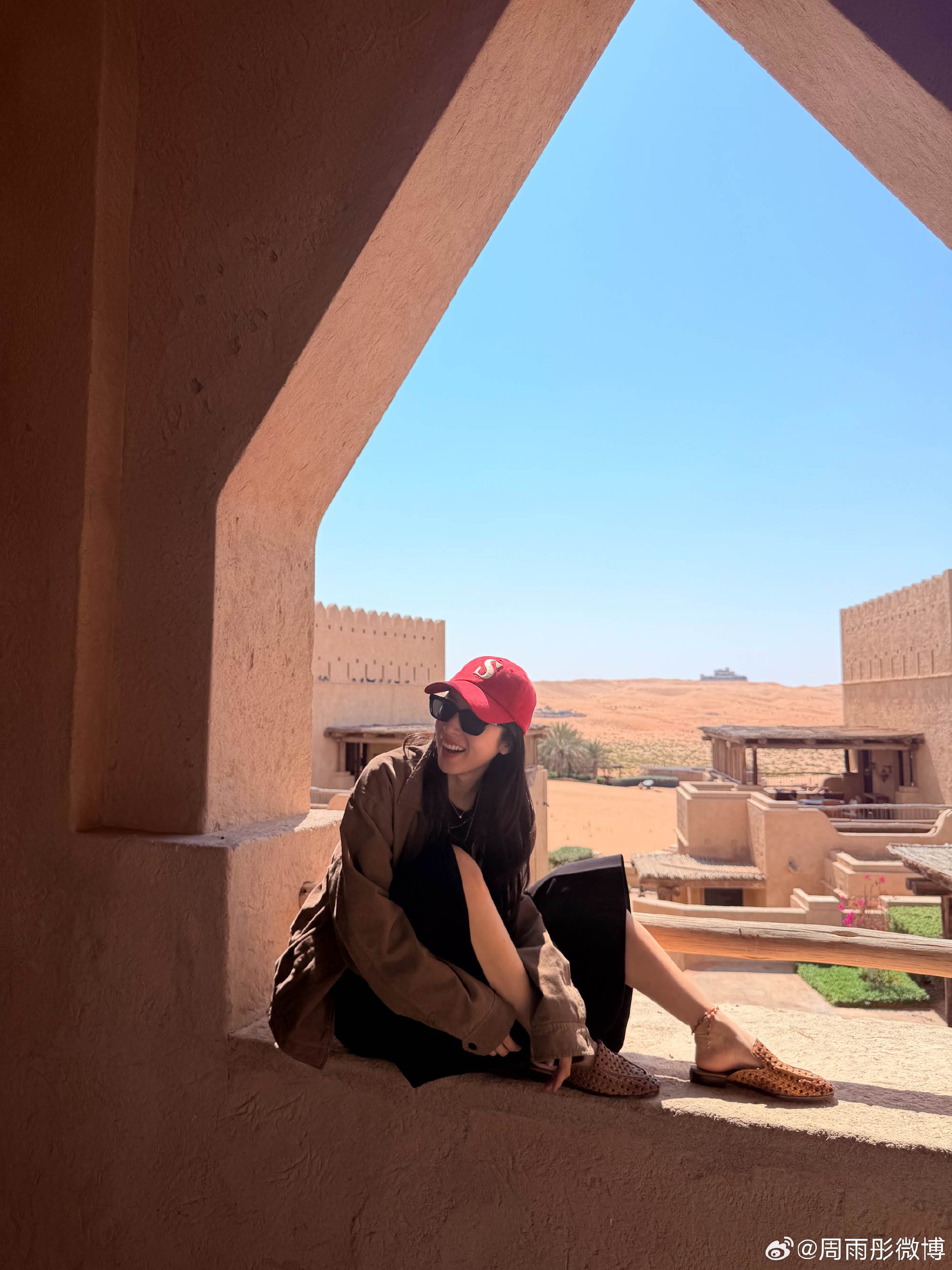 周雨彤上月24日剛曬出旅遊美照。（圖／翻攝自周雨彤微博）