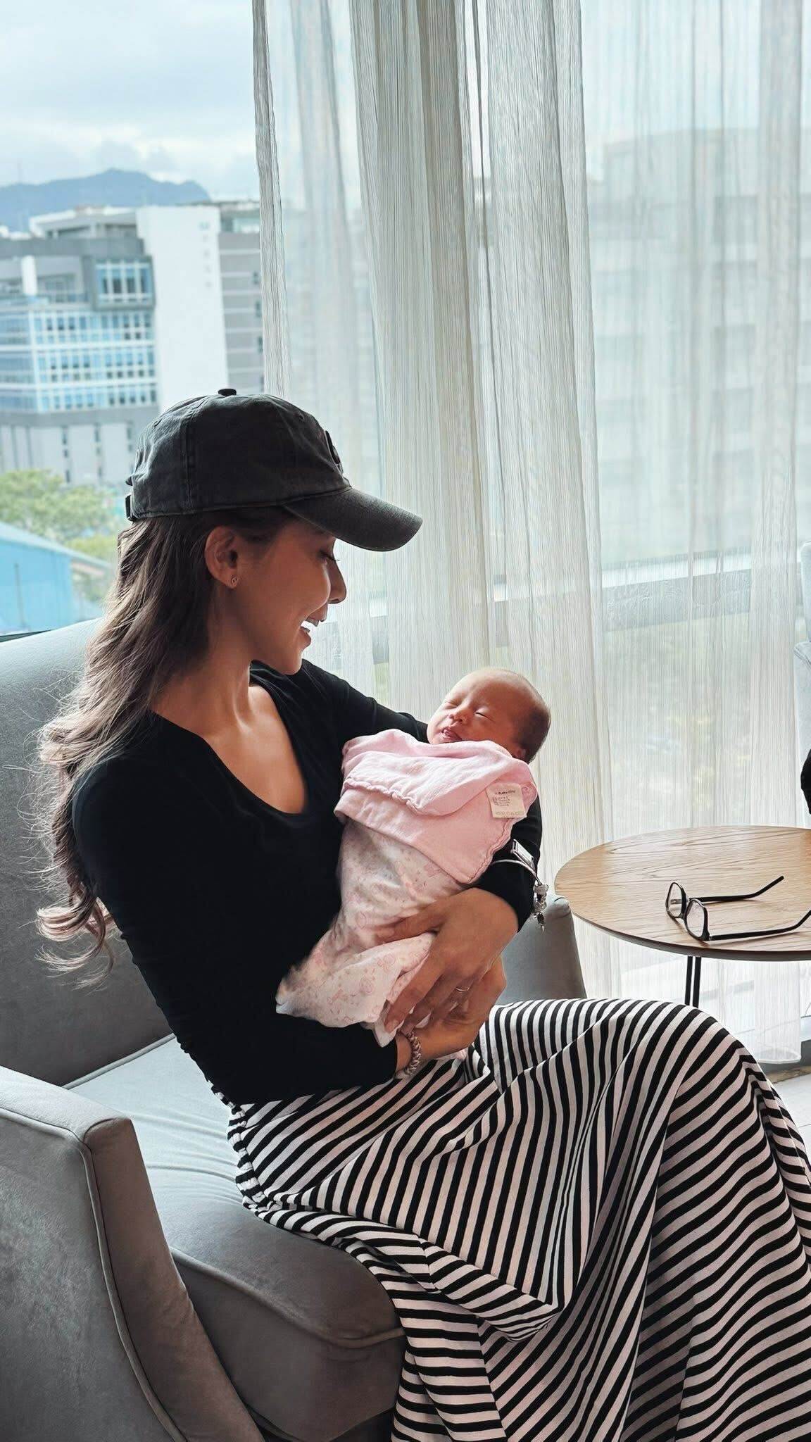 吳婉君突曬抱娃照。（圖/翻攝自吳婉君臉書）