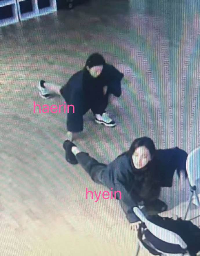 韓國女團NewJeans成員Haerin、Hyein和Hanni在英國練習室的監視器畫面被曝光。（圖／翻攝自X）