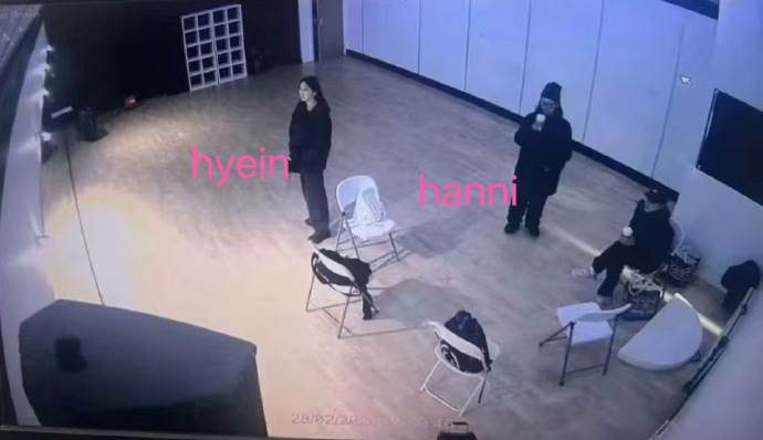 韓國女團NewJeans成員Haerin、Hyein和Hanni在英國練習室的監視器畫面被曝光。（圖／翻攝自X）