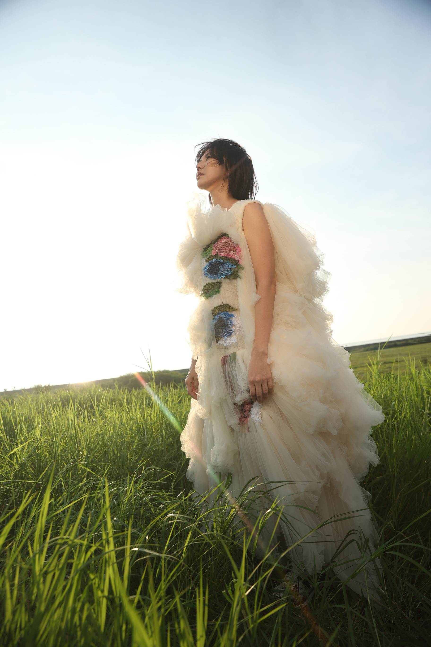 天后孫燕姿推出推出全新姿態單曲〈飛瀑而下〉，並宣布在<a href='https://star.ebc.net.tw/search/tags/台北大巨蛋/' target='_blank'>台北大巨蛋</a>開唱。（圖／Make Music 提供）