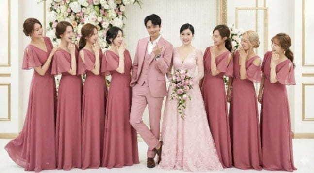 韓國女團少女時代成員Tiffany結婚，網上流出AI生成的成員當伴娘的合照。（圖／翻攝自X）