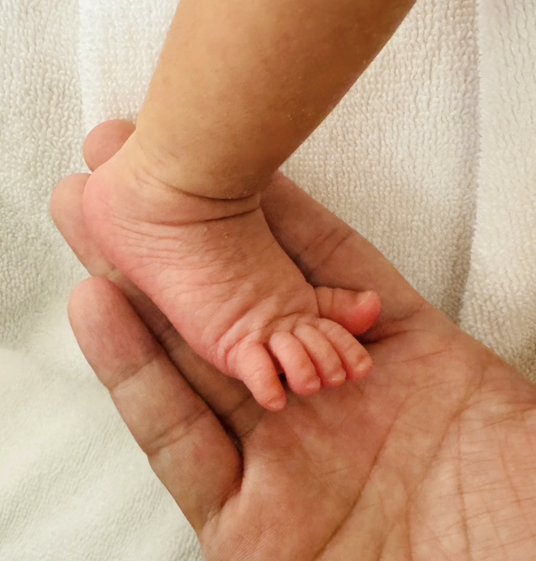 楊昇達曬愛女「小雪寶」超萌腳丫照。（圖／翻攝自楊昇達IG）