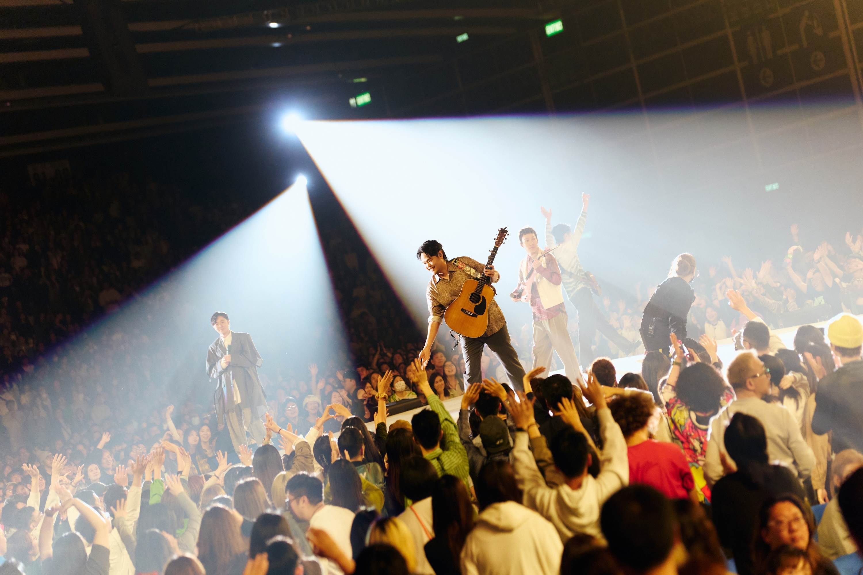 蘇打綠演出〈原汁原味〉、〈被雨傷透〉、〈再遇見〉等曲目引發全場大合唱。（圖／蘇打綠有限公司提供）