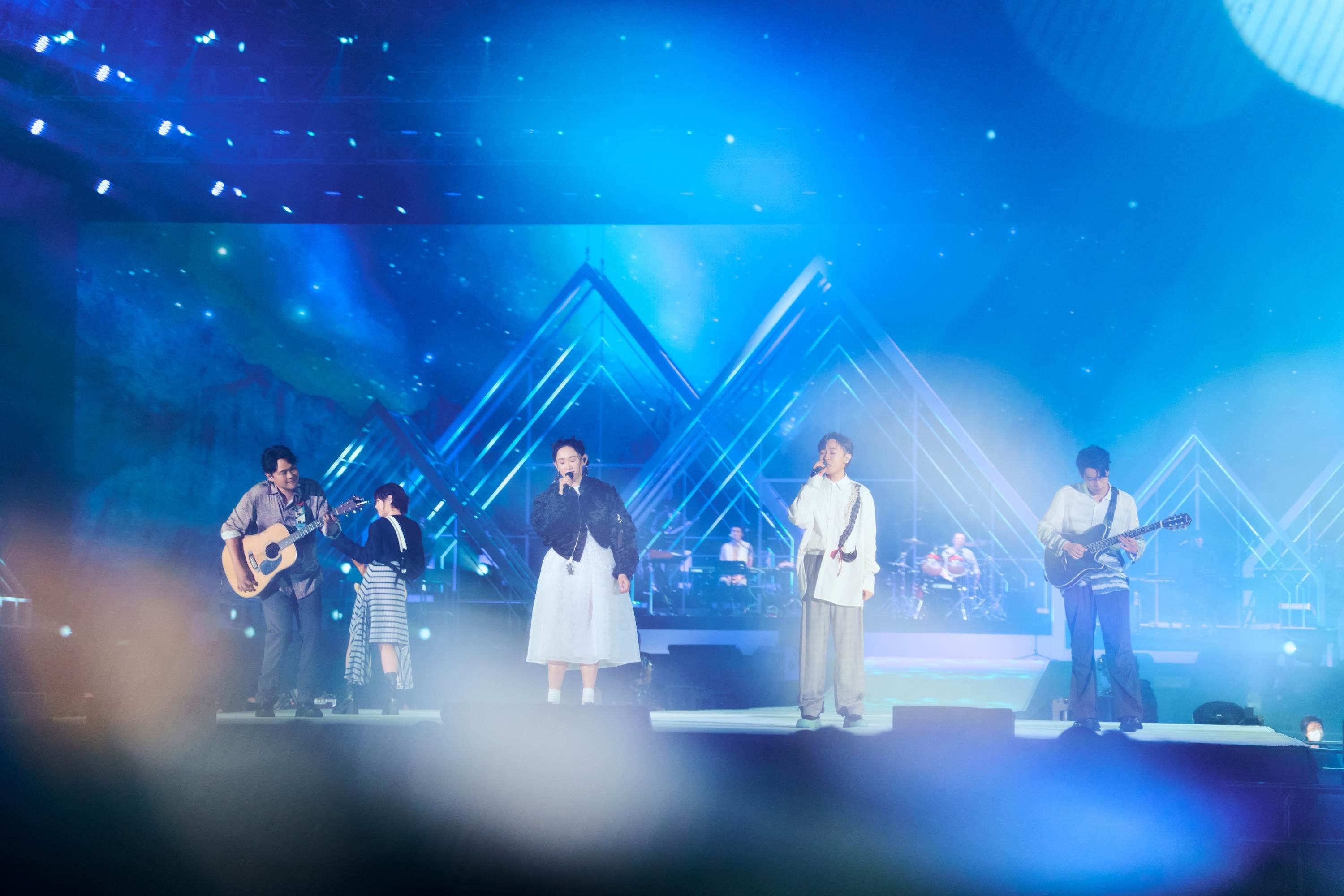 蘇打綠受好友王菀之邀請睽違十六年再度同台舉辦《王菀之 x 蘇打綠 LIVE IN HONG KONG》慈善演唱。（圖／蘇打綠有限公司提供）