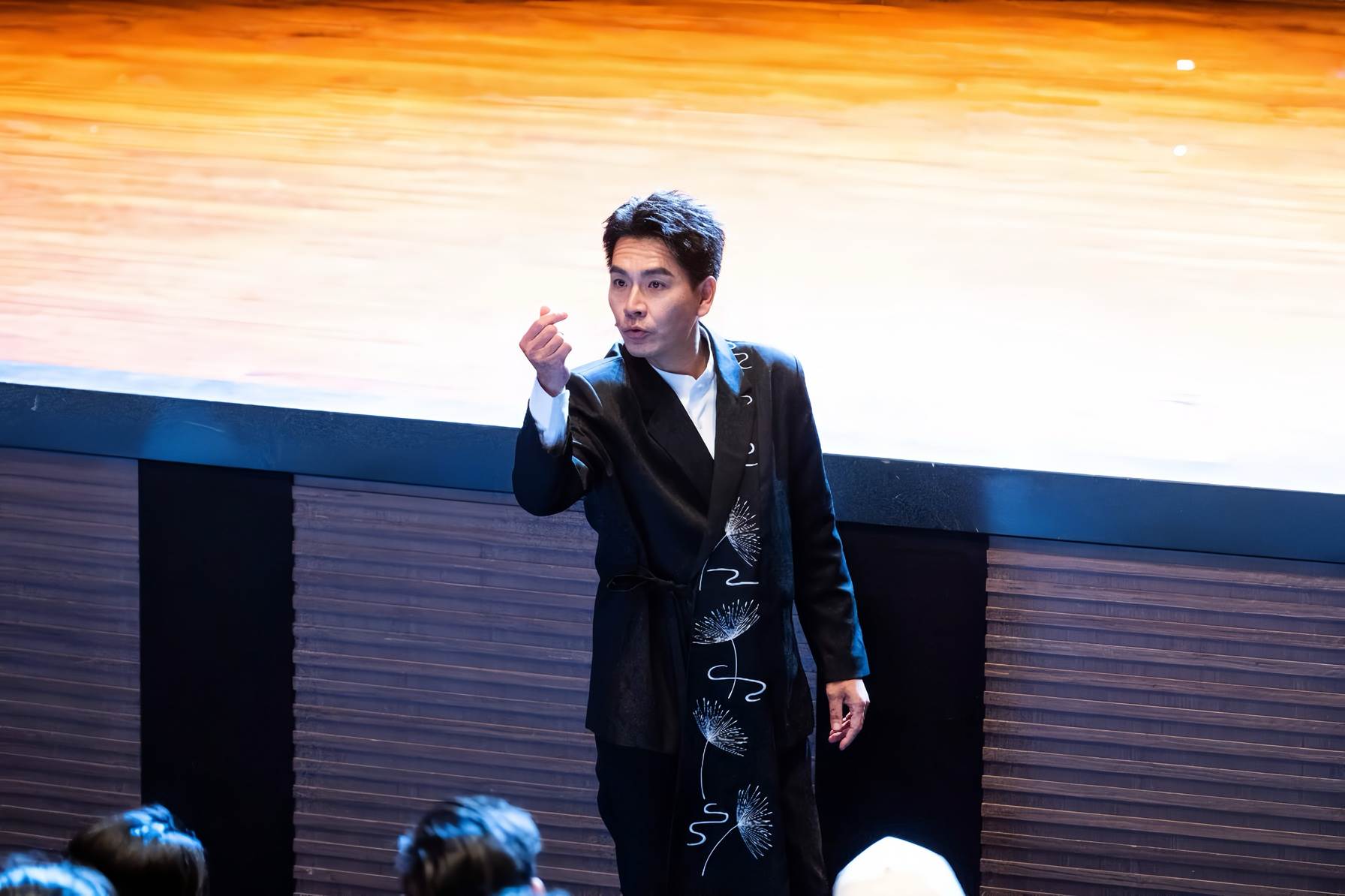 王傳一跨界相聲脫口秀《壹加一剛好比三小》。（圖／嚞娛樂提供）