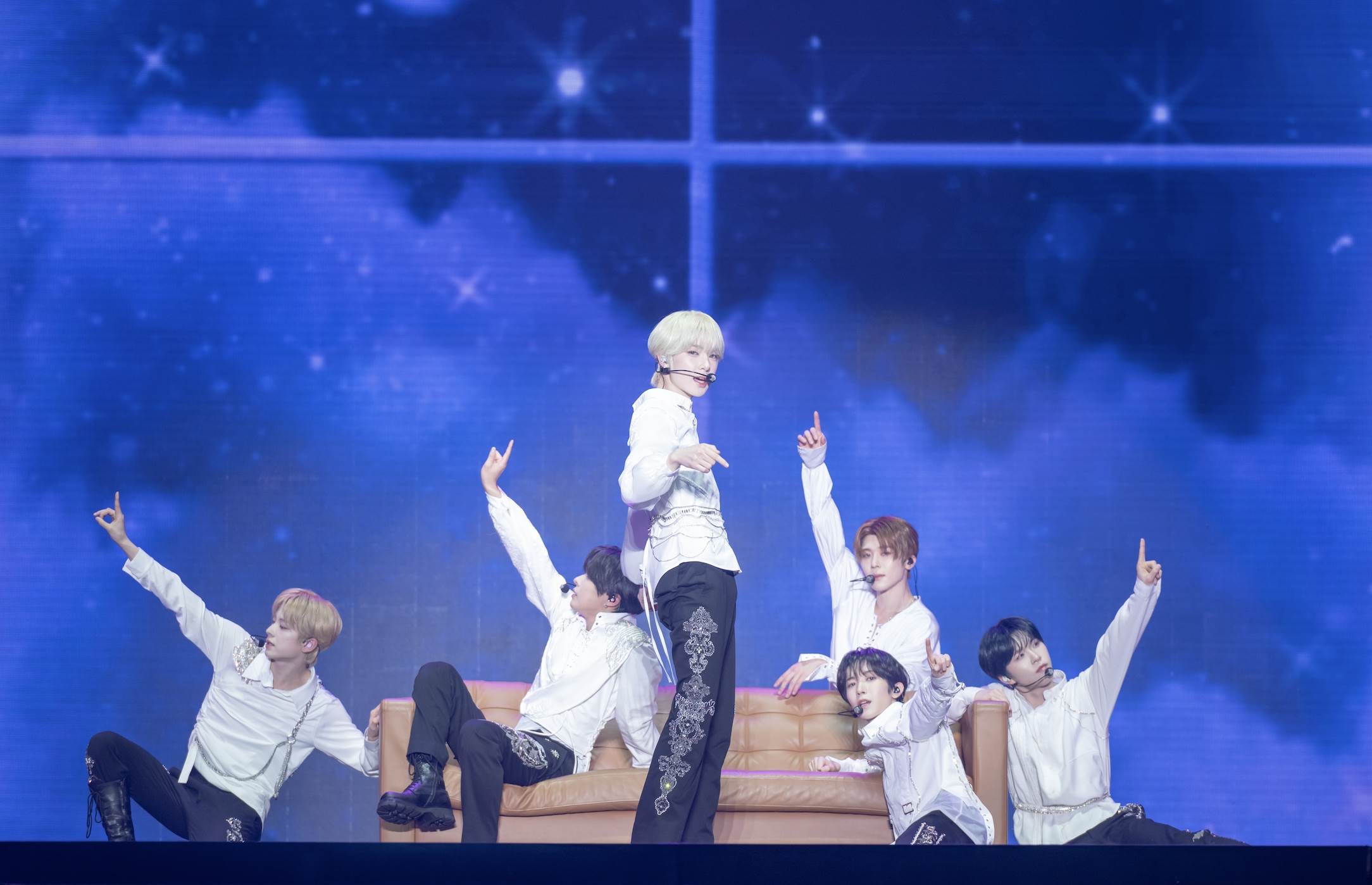 男團NCT WISHNCT WISH以特別「沙發舞」帥氣開場。（左起：<a href='https://star.ebc.net.tw/search/tags/YUSHI/' target='_blank'>YUSHI</a>、<a href='https://star.ebc.net.tw/search/tags/RIKU/' target='_blank'>RIKU</a>、<a href='https://star.ebc.net.tw/search/tags/SAKUYA/' target='_blank'>SAKUYA</a>、<a href='https://star.ebc.net.tw/search/tags/Sion/' target='_blank'>Sion</a>、<a href='https://star.ebc.net.tw/search/tags/Ryo/' target='_blank'>Ryo</a>、JAEHEE）。（圖／SHOWOFFICE提供）