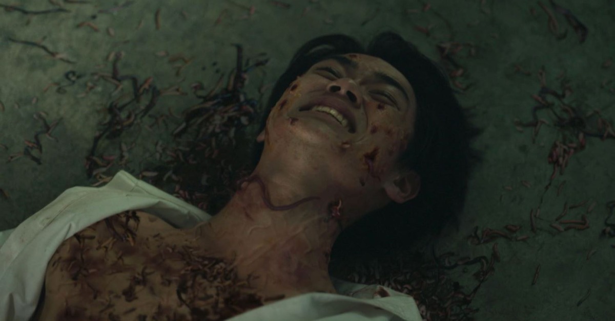 電影《邪降：覺醒》演員親上陣，大量蚯蚓、蛆蟲灑全身。（圖／威視電影提供）