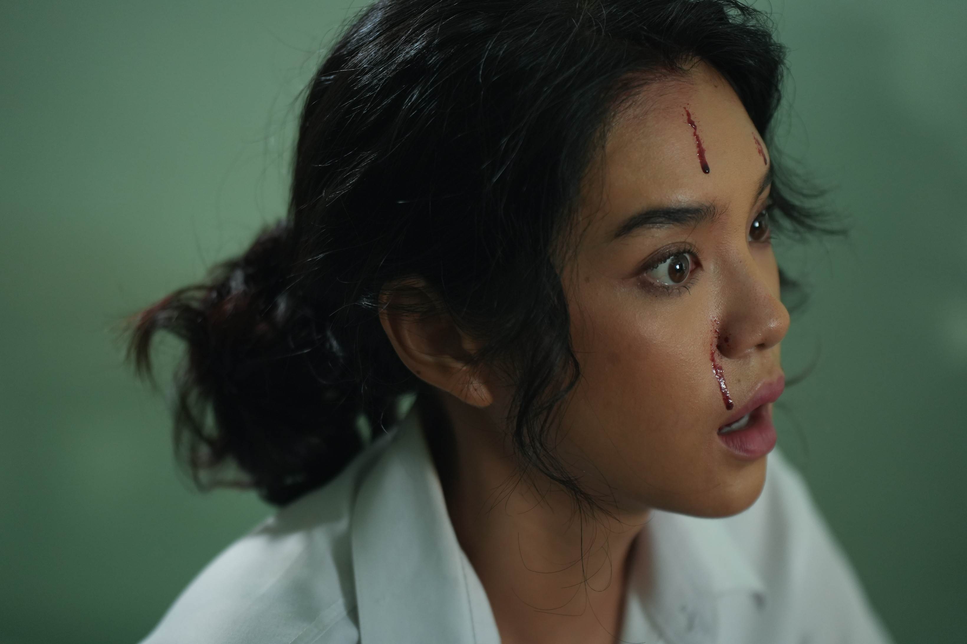 電影《邪降：覺醒》真實動物上陣，泰國女星丘普朗被火爆大壁虎狠咬一口。（圖／威視電影提供）