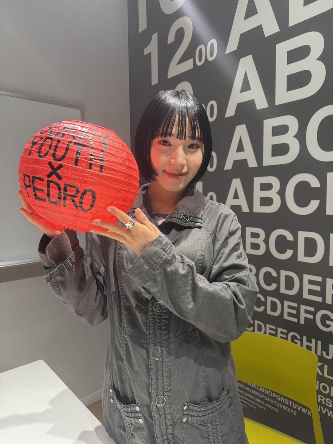 日本樂團PEDRO成員AYUNi D進行連線訪問，收到了紅燈籠。（圖／AYUNi D提供）