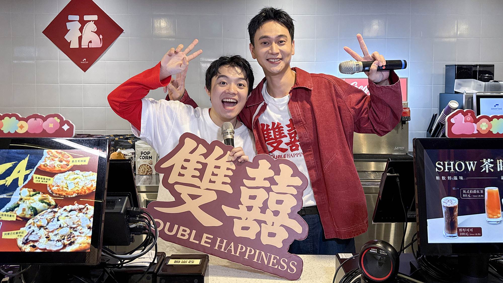 劉冠廷（右）、洪群鈞（左）化身售票員寵粉。（圖／水花影業提供）